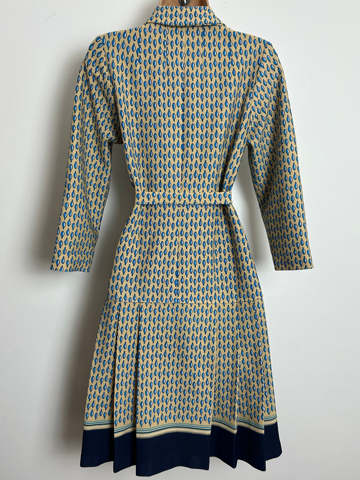 Vintage 1970s Size 10 Beige Blue & White Abstract Print Belted Pleated Mod Day Dress