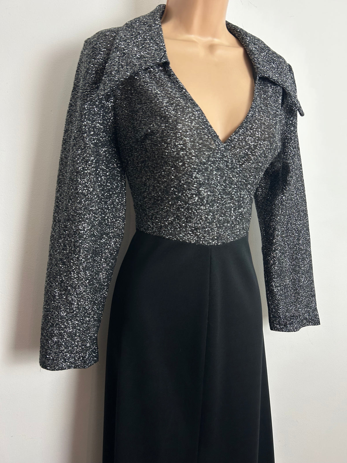 Vintage 1970s Size 12 Black & Silver Glittery Shimmery Lurex Dagger Collar Long Sleeve Evening Maxi Dress