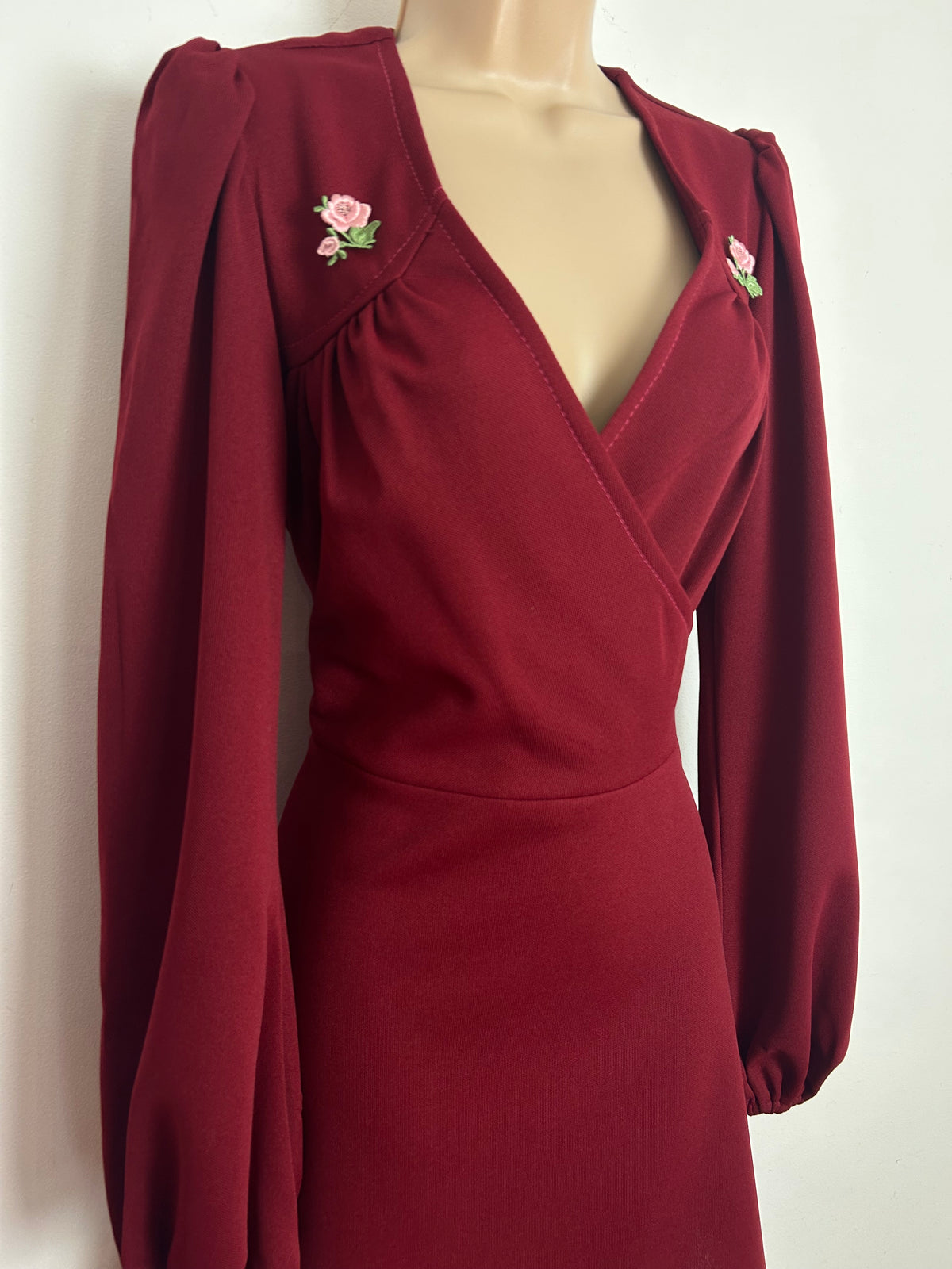Vintage 1970s Size 10-12 Maroon Cross Over V-Neckline Long Sleeve Tie Back Day Dress