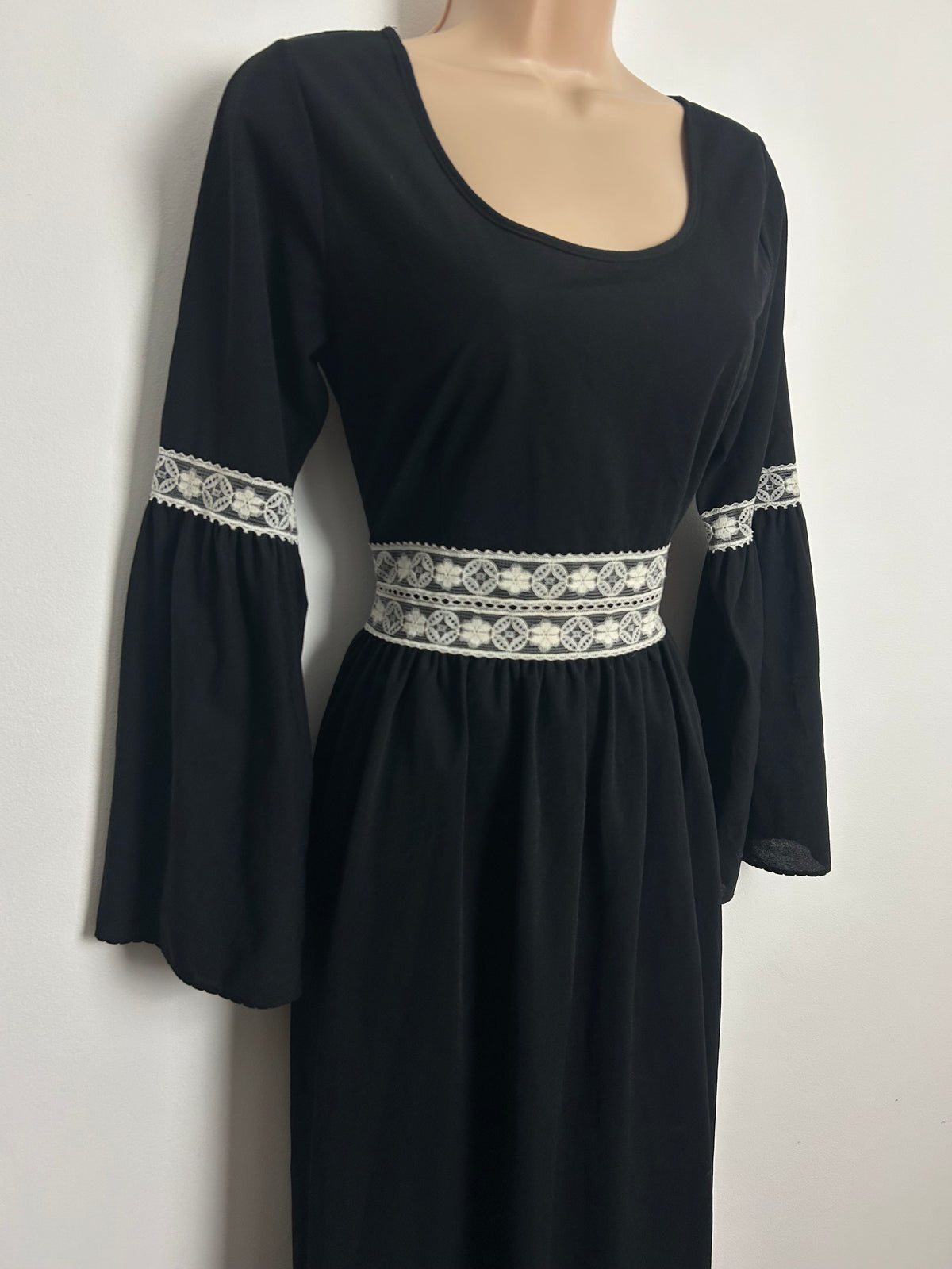 Vintage 1970s Size 8 Black & White Lace Trim Long Sleeve Lightweight Maxi Dress