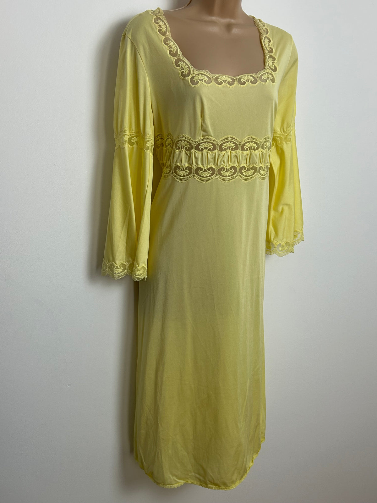 Vintage 1970s BIANCHERIA DI LUSSO Size 12 Cute Nylon Lace Panels Night Dress
