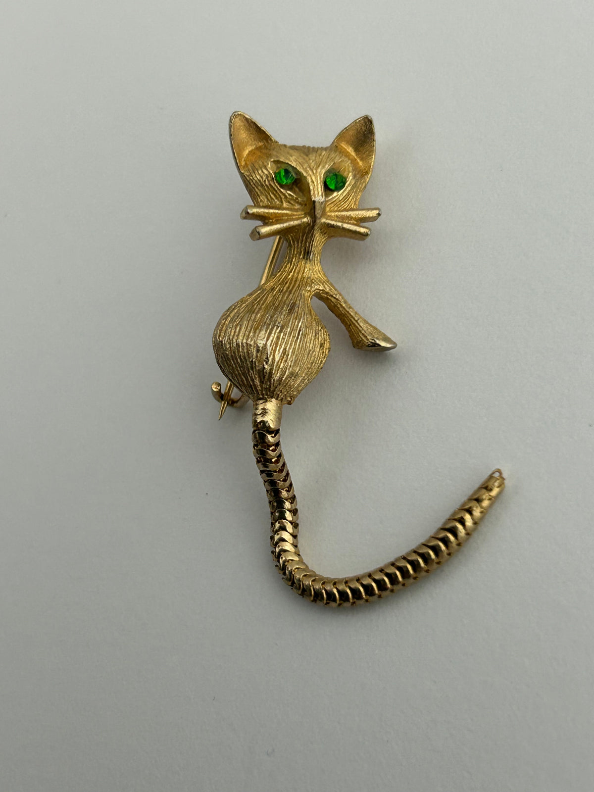 Vintage Gold Tone RARE Articulated Tail Cat Brooch With Green Stone Eyes