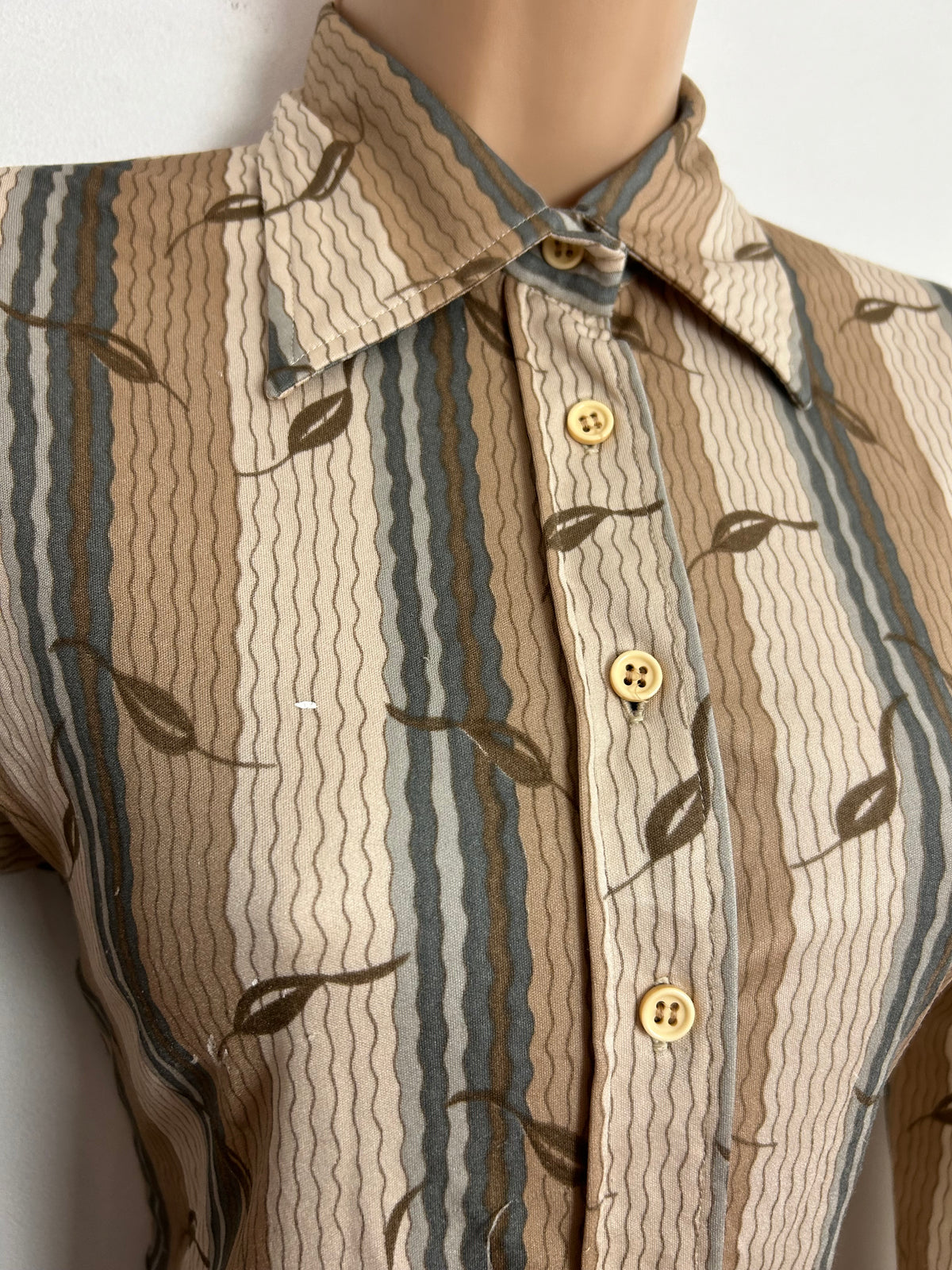 Vintage 1970s RIVOLI CLUB UK Size 12 Beige & Blue Tones Wavy Stripe & Leaf Print Long Sleeve Shirt
