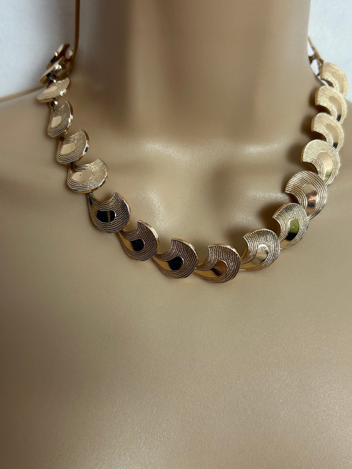 Vintage 1970s Beautiful Gold Tone Articulated Wave Shaped Necklace