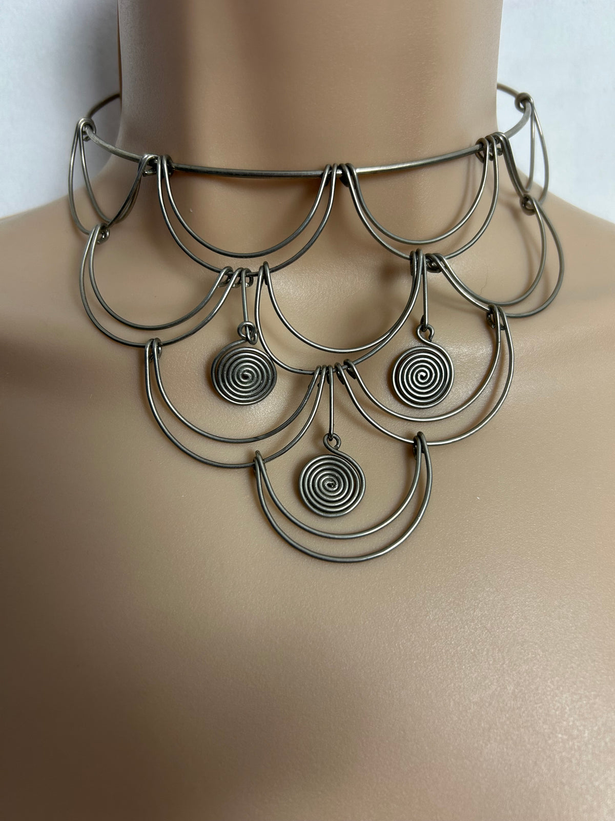 Vintage Silver Tone Scallop Design Chocker Necklace