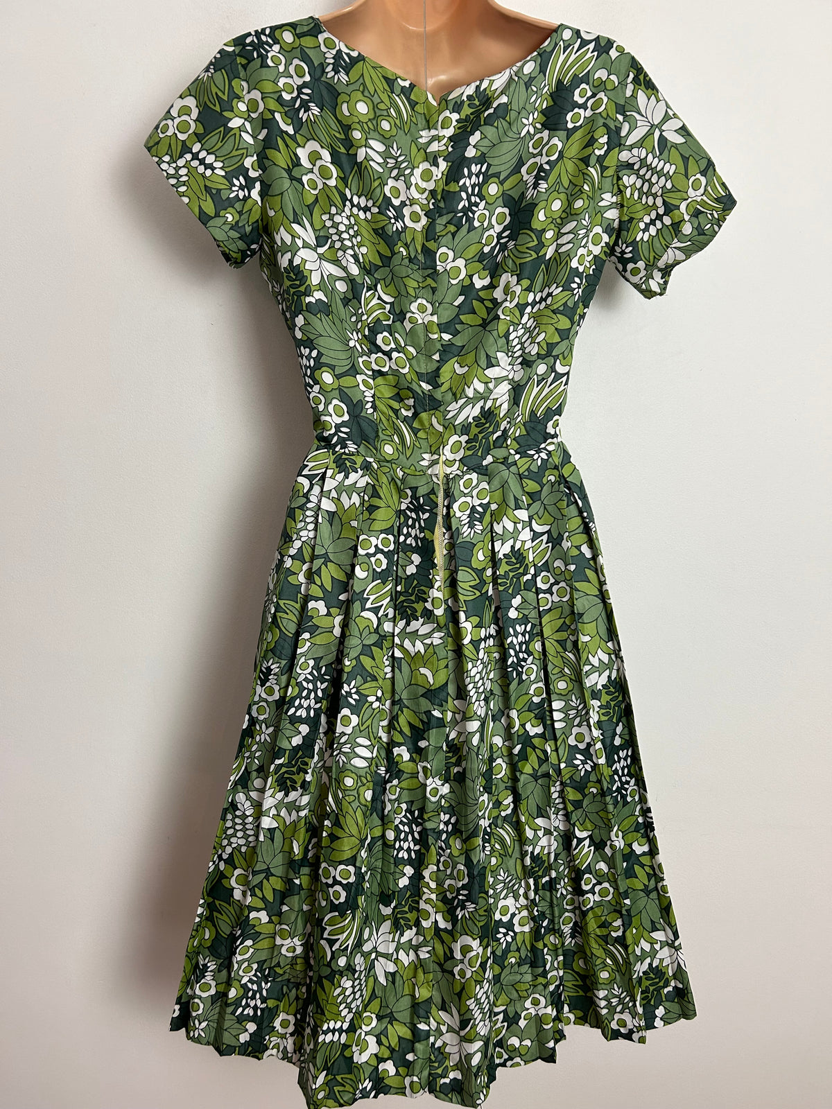 Vintage Late 1950s/Early 1960s A JOHN BAXTER GARMENT UK Size 8 Green & White Floral Print Short Sleeve Pleated Day Dress