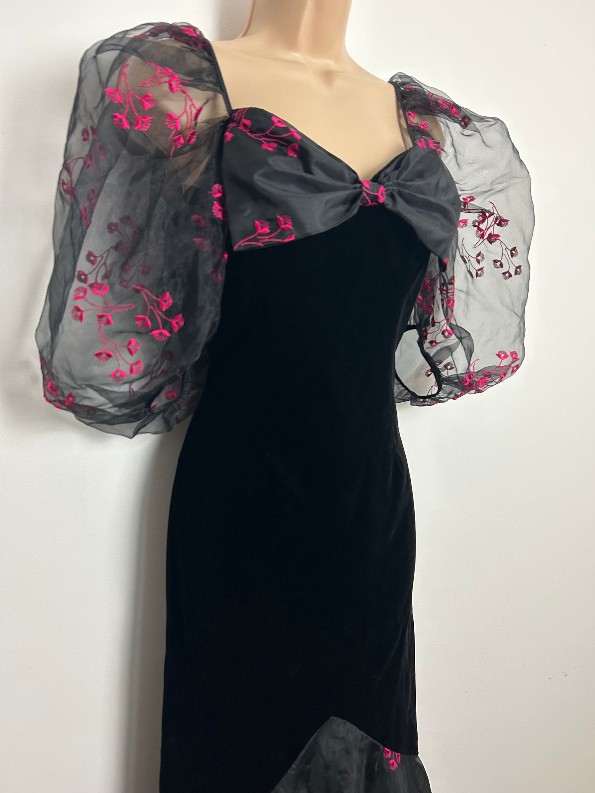 Vintage 1980s Size 8 Black & Pink Velvet & Chiffon Puffed Sleeve Fitted Fishtail Party Occasion Dress