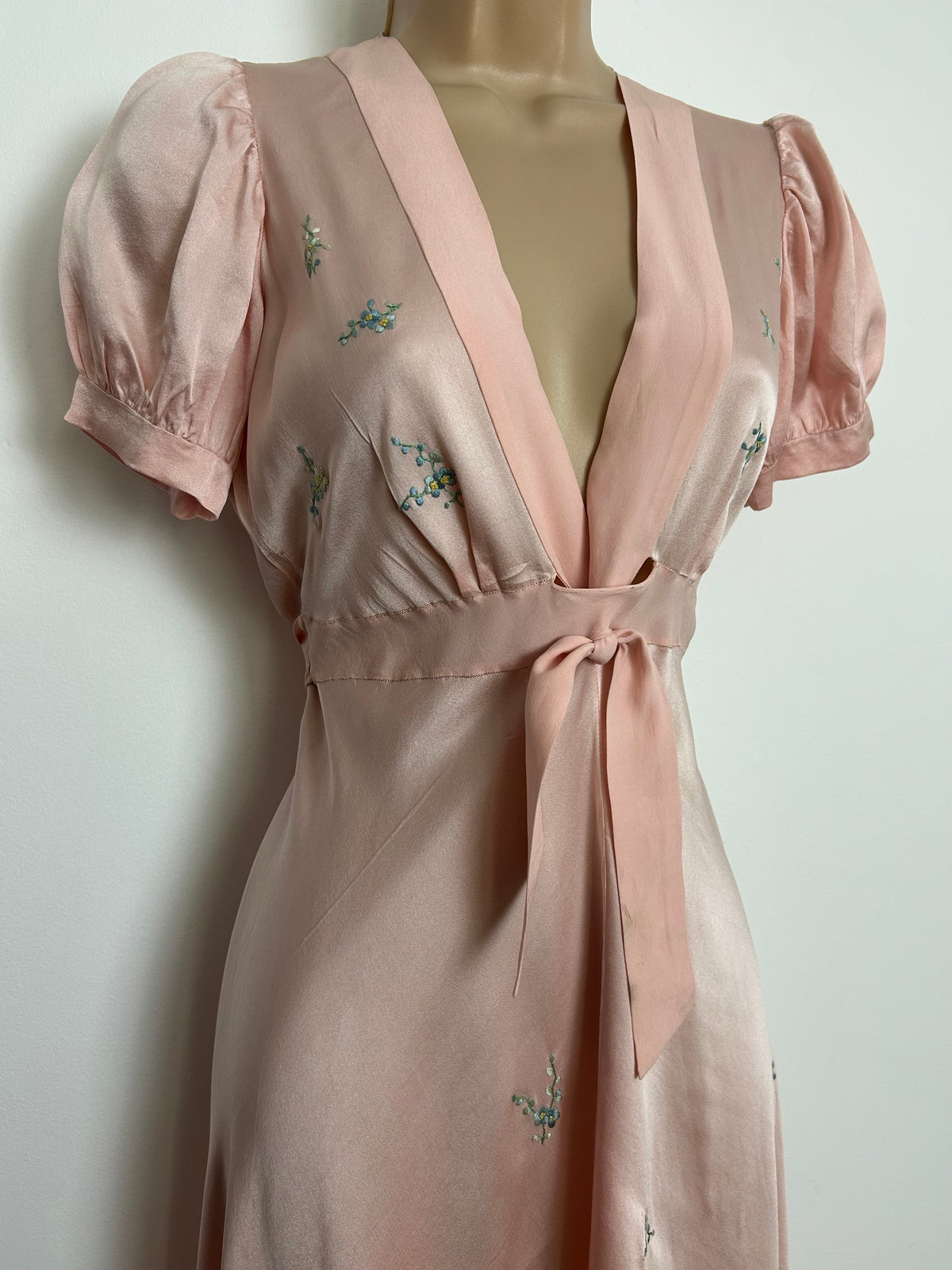 Vintage 1930s/1940s EXQUISITE Size 8 Pale Pink Silk Embroidered Nightdress