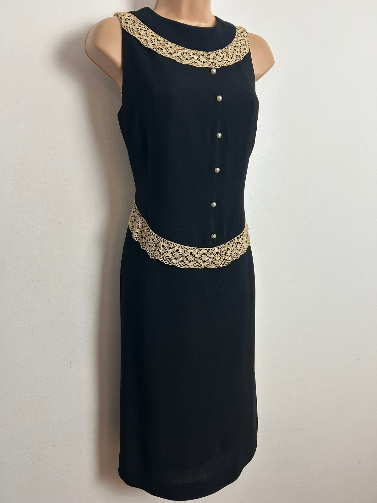 Vintage 1960s Size 10-12 Black & Cream Lace Trim Sleeveless Mod Shift Dress
