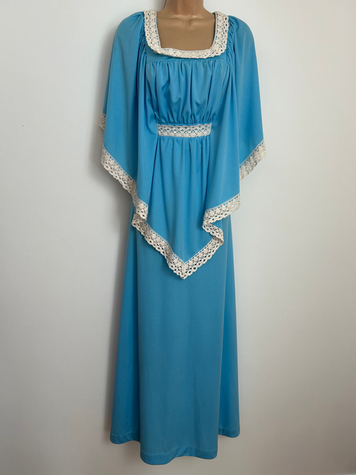Vintage 1970s THE HOUSE OF NICHOLAS Size 12 Blue & White Crochet Lace Trim Wide Cape Sleeve Boho Maxi Dress