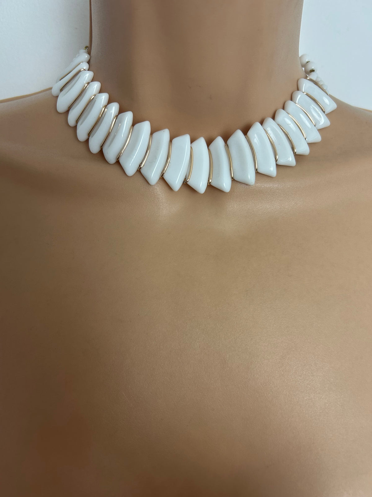 Vintage 1950s/1960s White Milk Glass Deco Style Choker Necklace