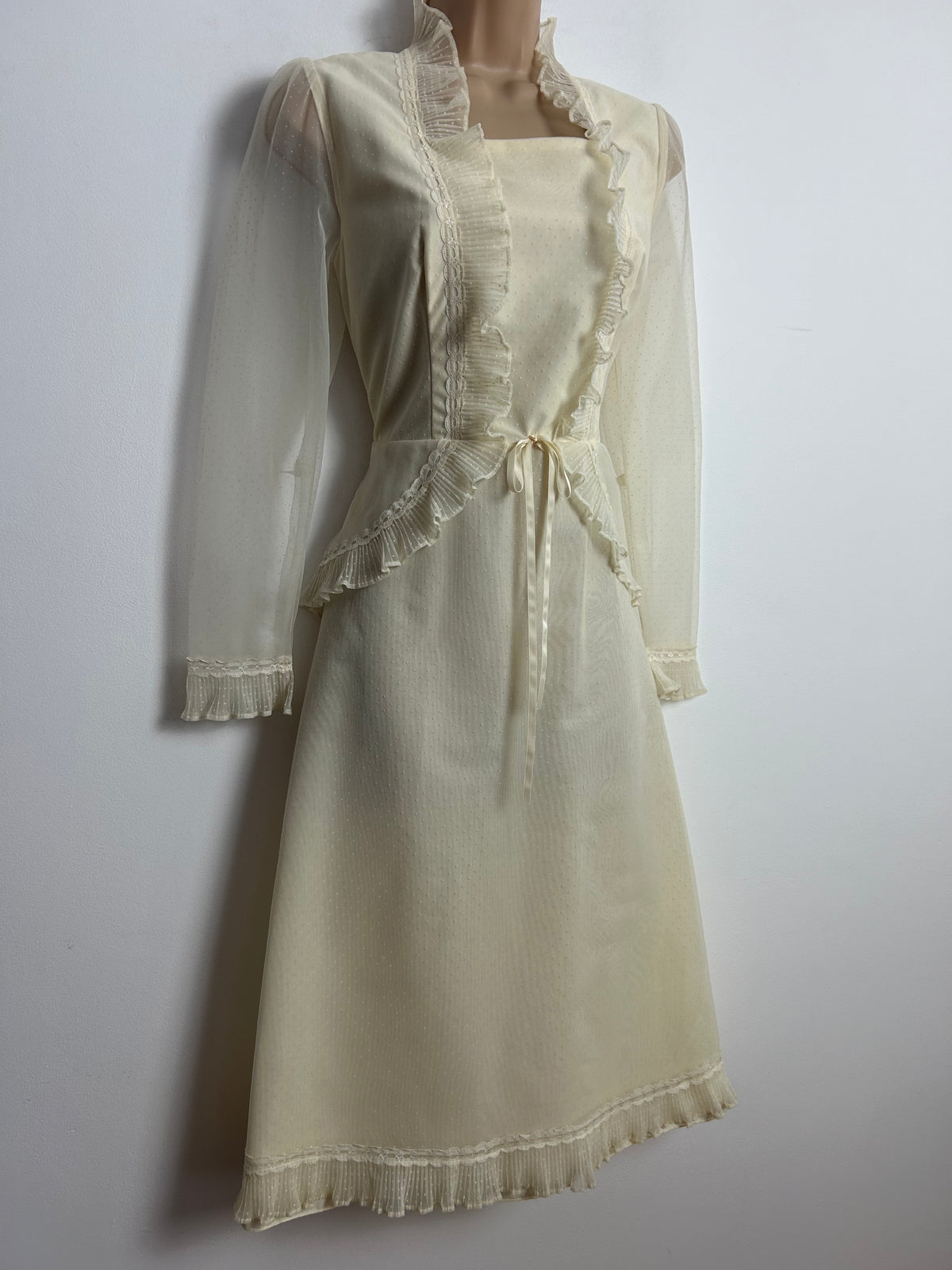 Vintage 1970s Size 10 Cream Chiffon Ruffle & Peplum Long Sleeve Occasion Dress