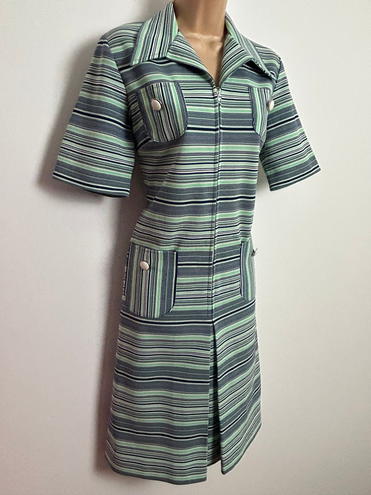 Vintage 1970s MISS JEANNIE Size 14 Navy Blue Green & White Stripe Print Pocket Detail Zip Front Shift Mod Dress