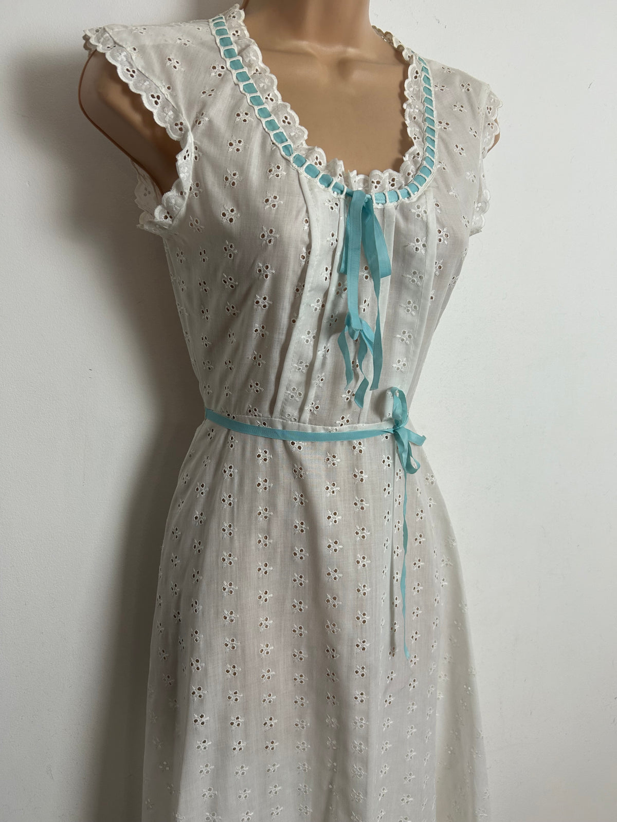 Vintage 1970s VERNA SPENCE Size 6 White Cotton Mix Broderie Anglais Nightie Nightdress