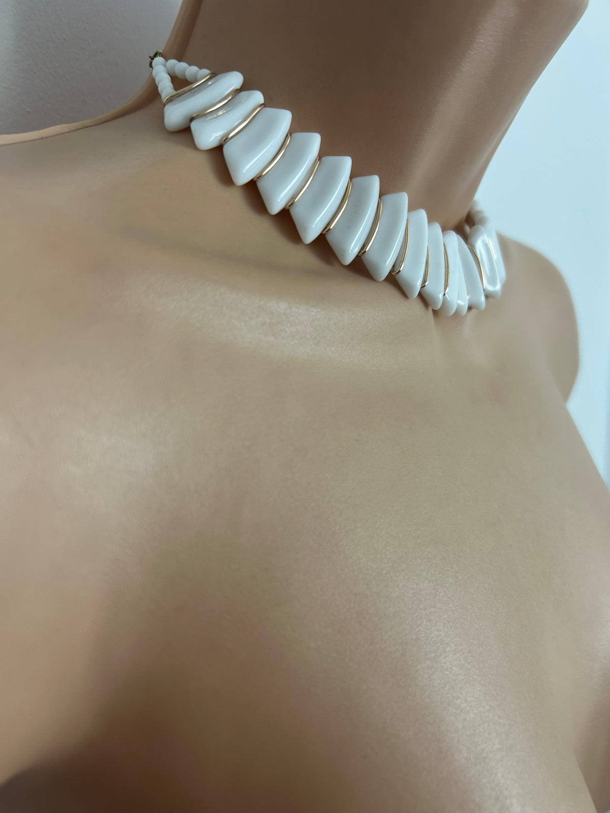 Vintage 1950s/1960s White Milk Glass Deco Style Choker Necklace