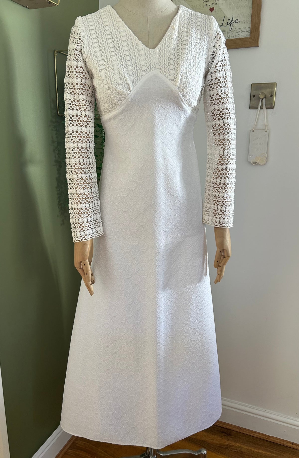 Vintage 1960s Size 6-8 White Textured Lace Long Sleeve Crimplene Mod Summer/Wedding Maxi Dress