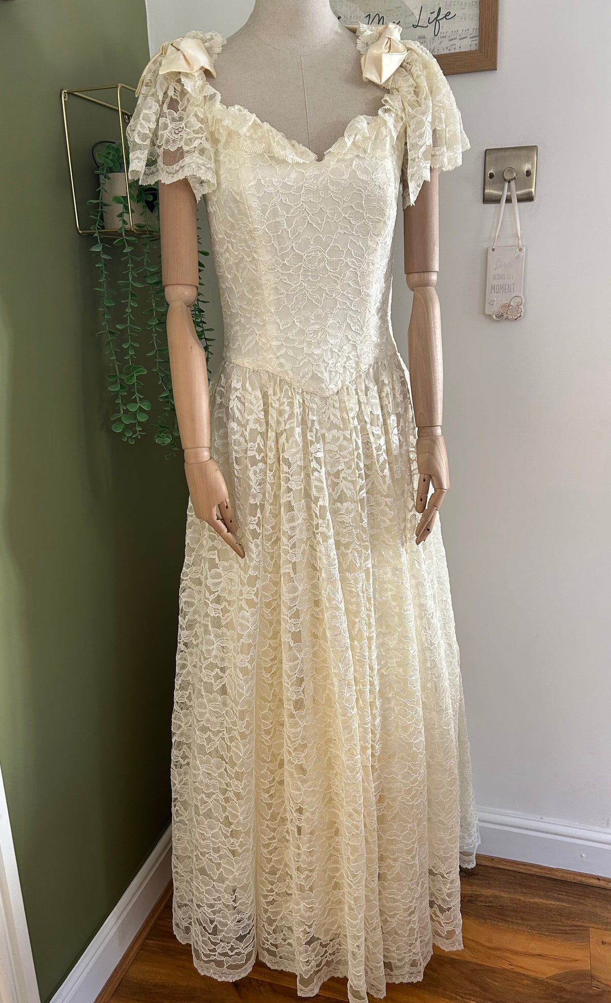 Vintage Early 1980s Size 8 Beautiful Cream Lace Bow Shoulder Detail Wedding/Occasion Dress