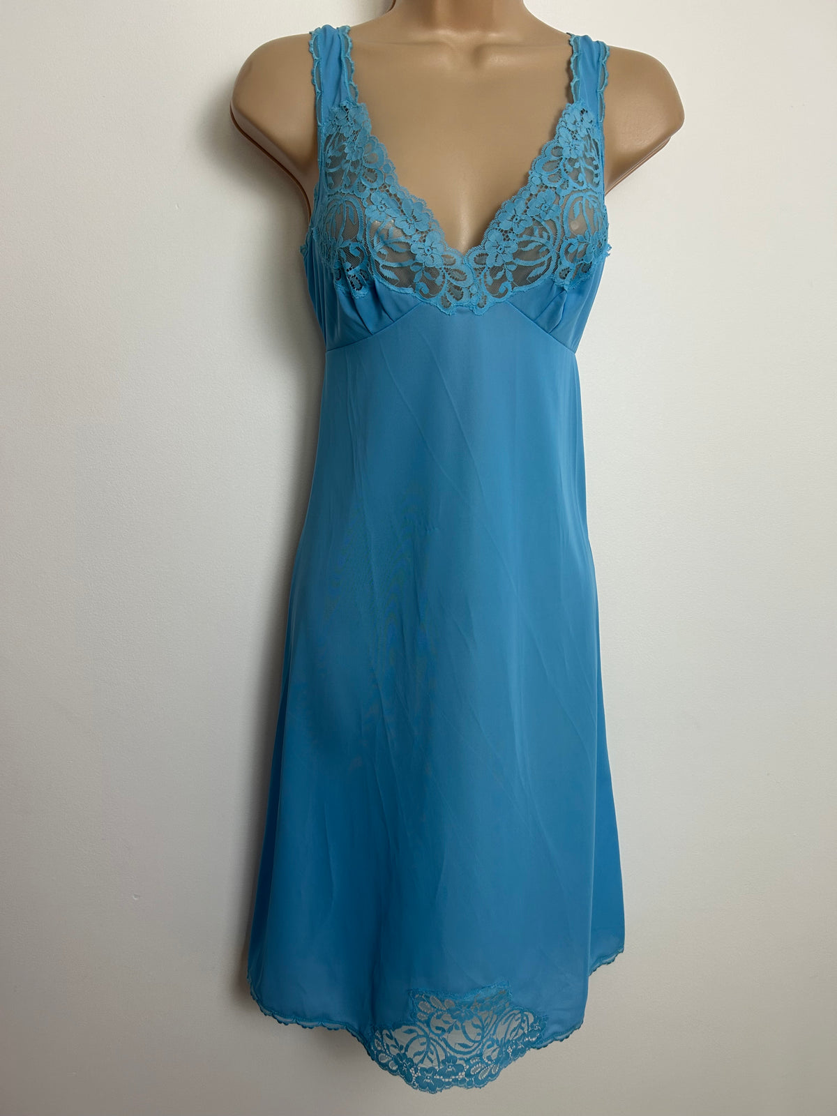 Vintage 1970s Made In Italy Size 6 Pretty Blue Lace Trim Nylon Slip