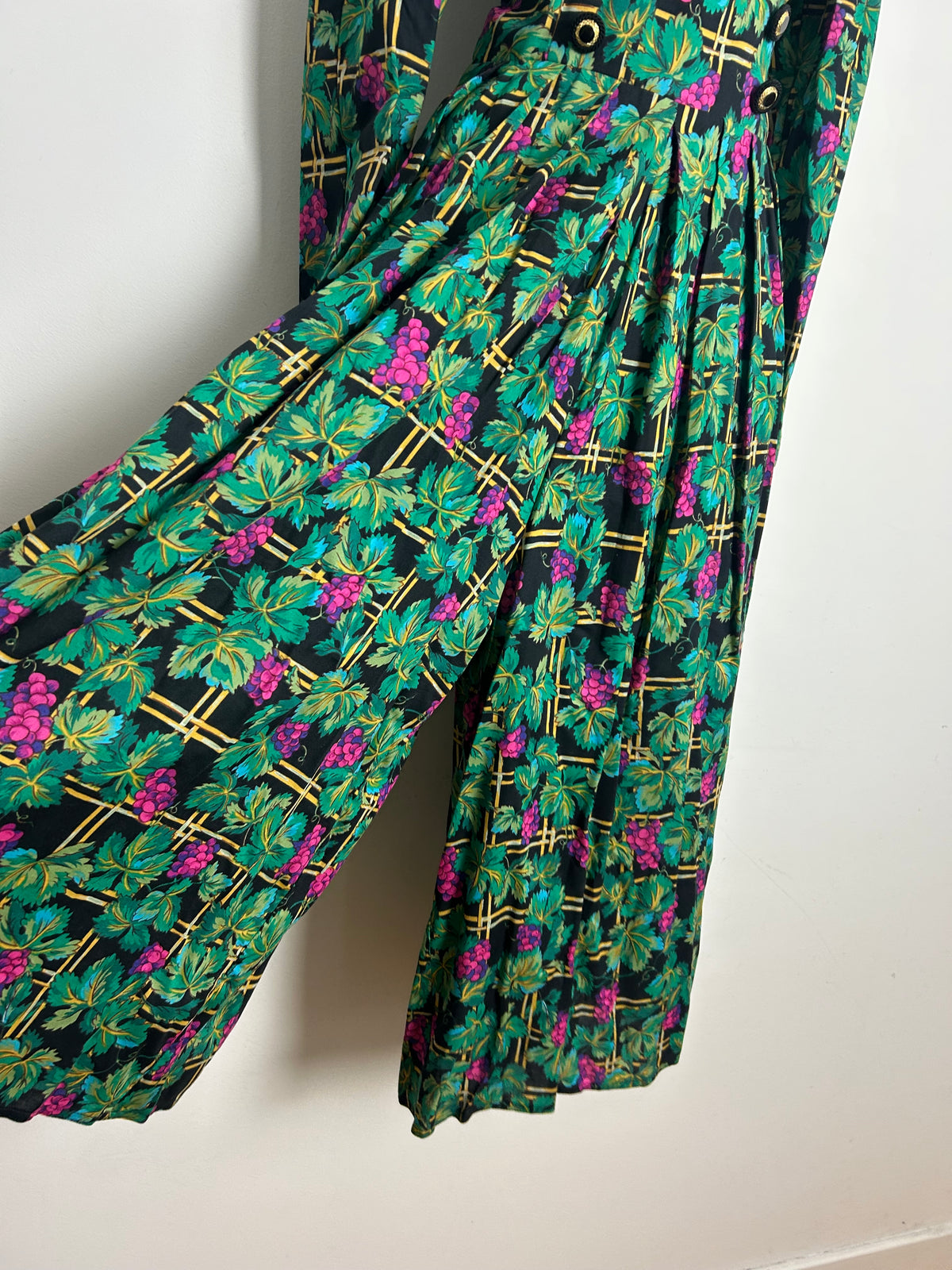 Vintage Late 1980s SUTTLES & SEAWINDS Size Small (8-10) Green Black & Pink Trellis & Grapevine Print Culotte Style Jumpsuit