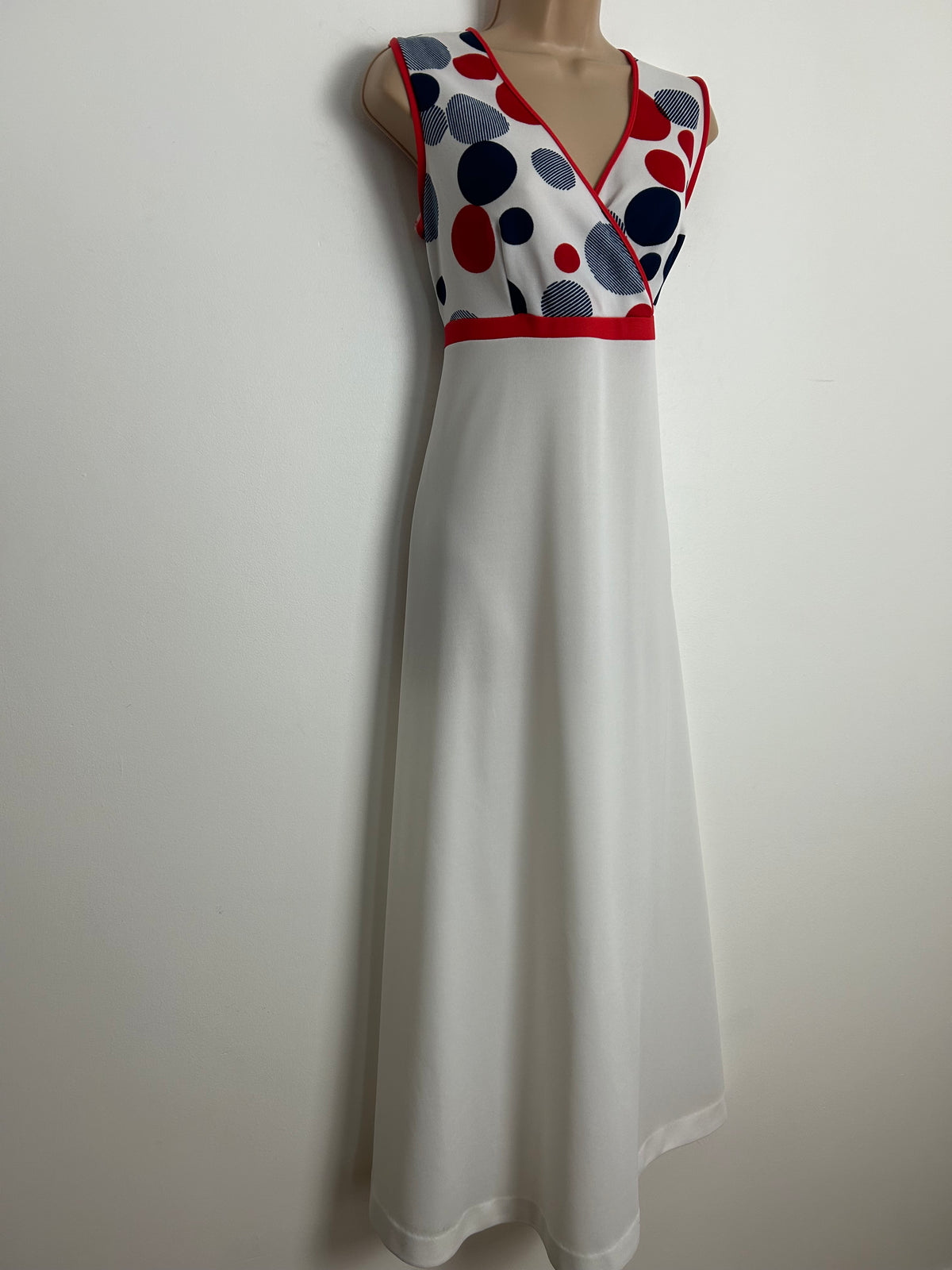 Vintage 1970s Size 14 White Navy & Red Spot Print Sleeveless Summer Maxi Dress