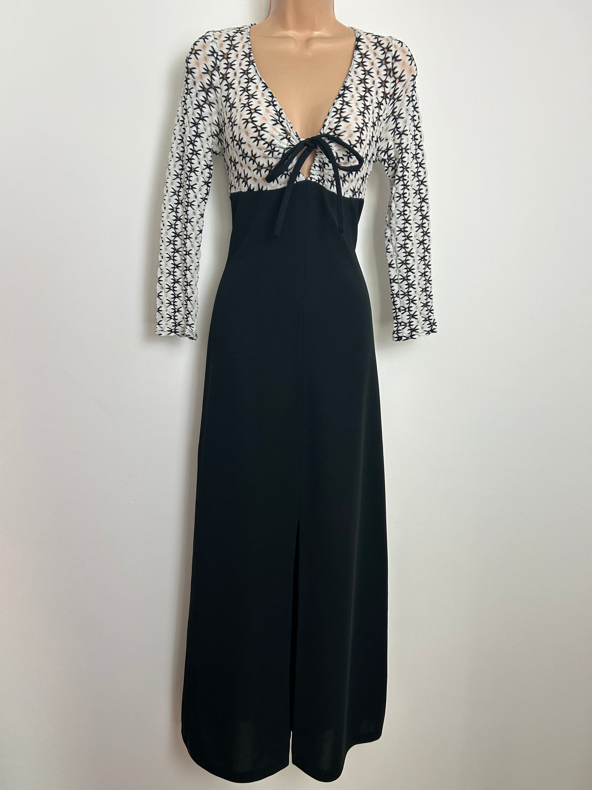 Vintage 1970s Size 6-8 Black & White Keyhole Cut Out Bodice Tie Front Maxi Dress