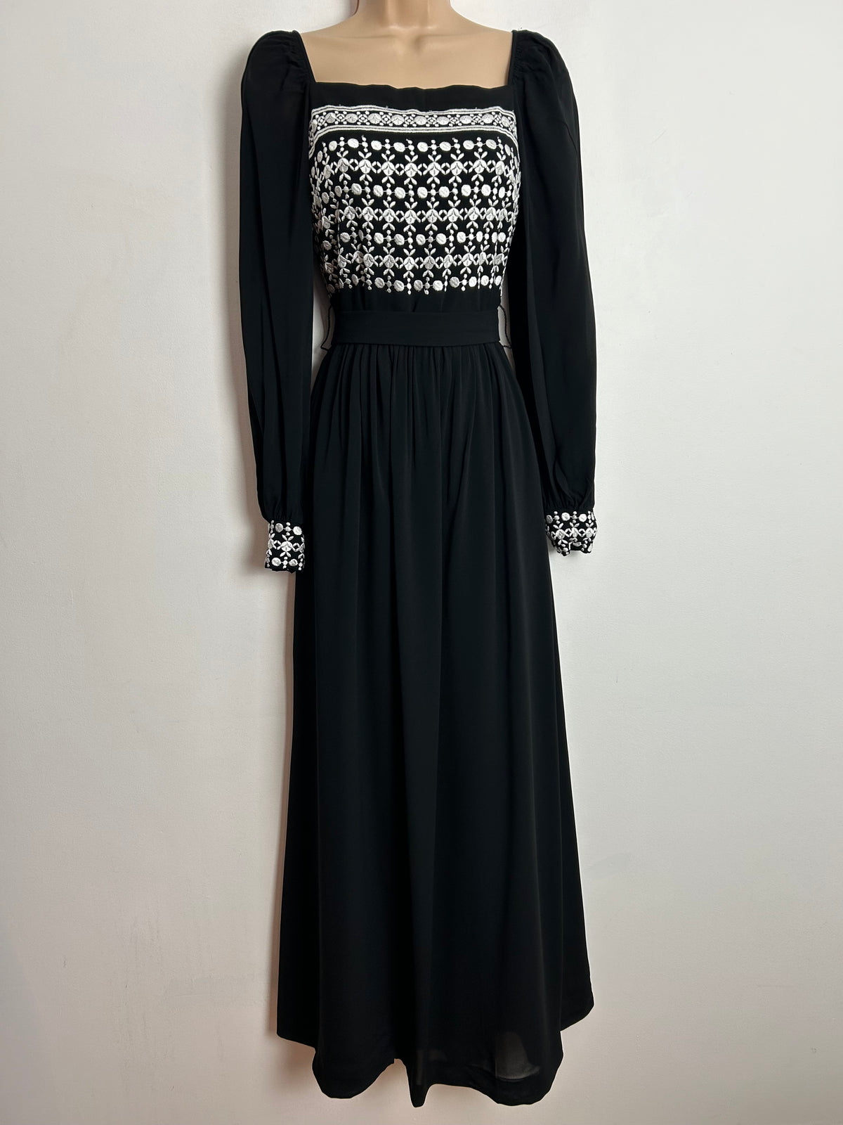 Vintage 1970s VERENA MODELLE UK Size 6 Black & White Embroidered Detail Long Sleeve Maxi Dress