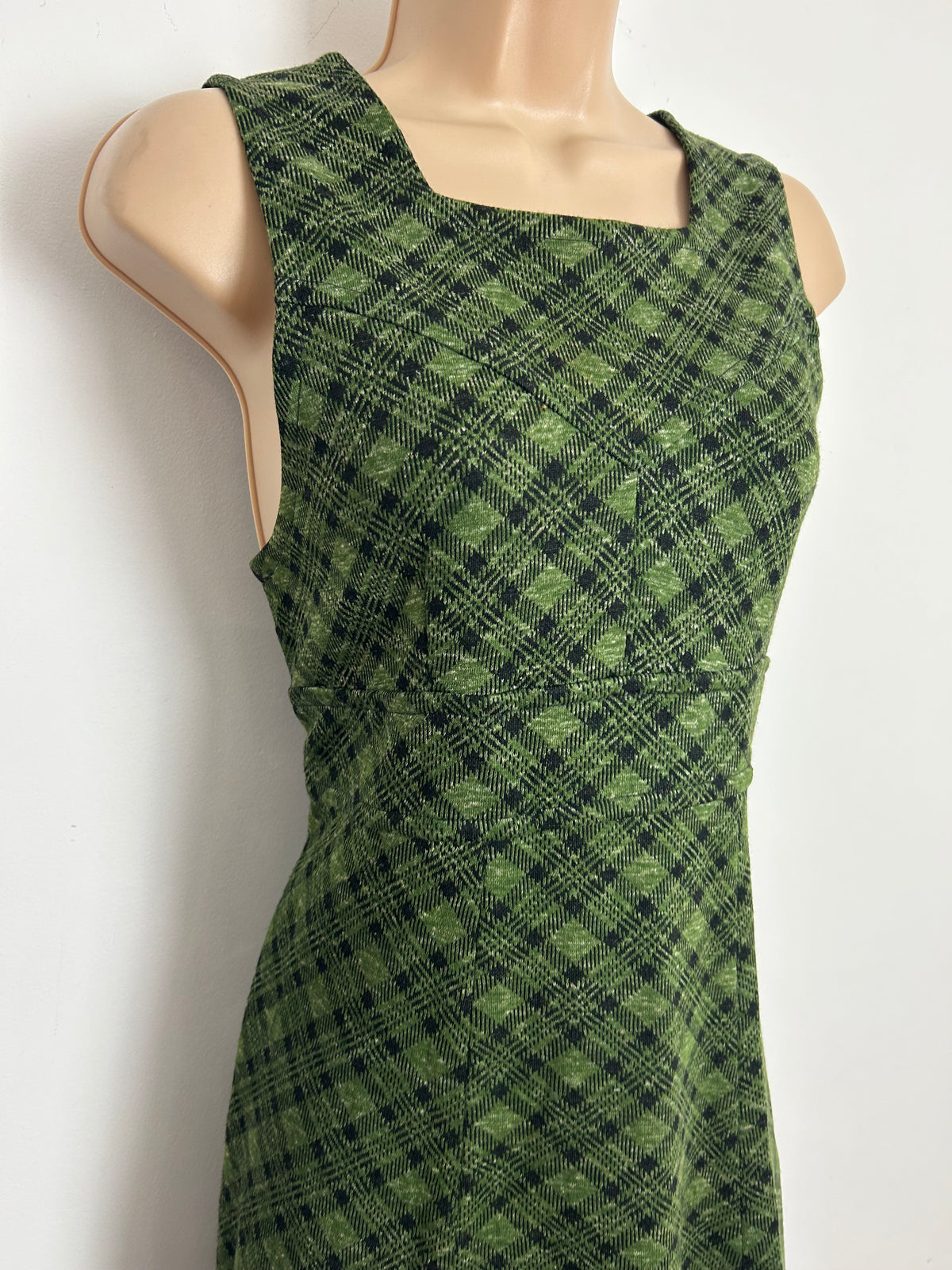 Vintage 1960s Size 10 Green & Black Tartan Check Jersey Mod Shift Dress