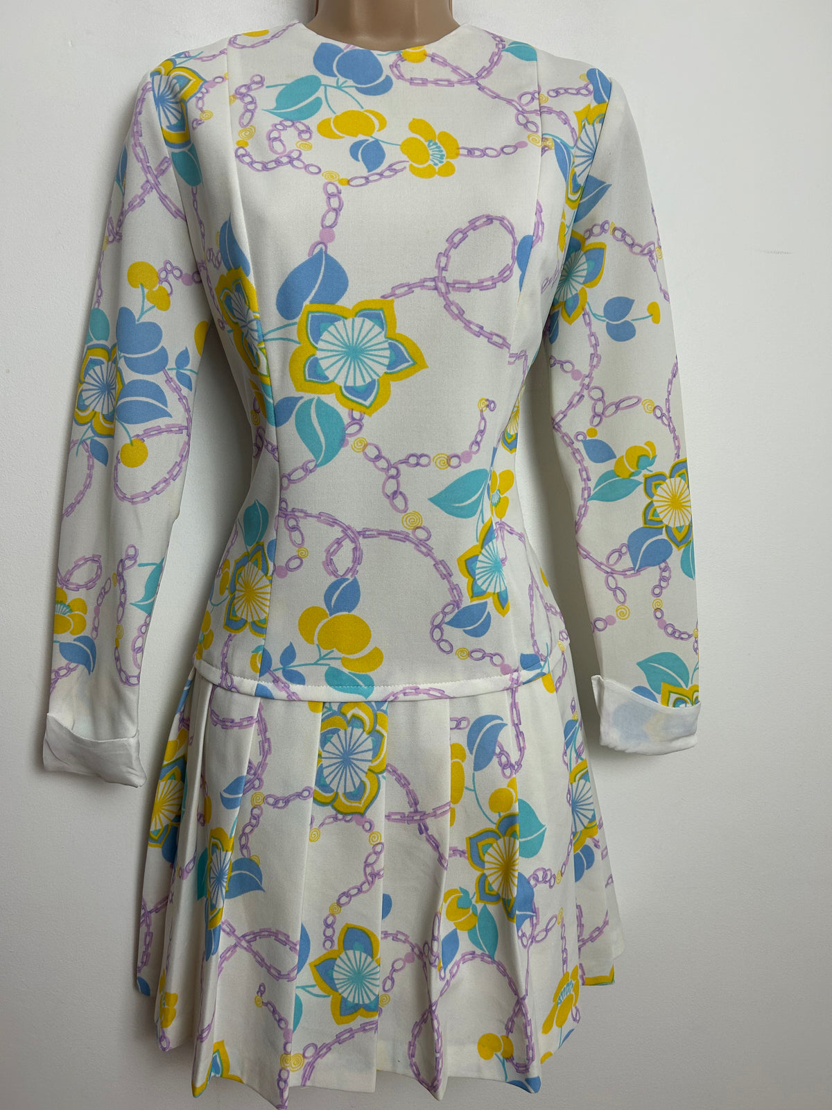 Vintage 1960s Size 10-12 White Yellow Blue & Pink Floral Leaf & Chain Print Pleated Shift Mod Dress