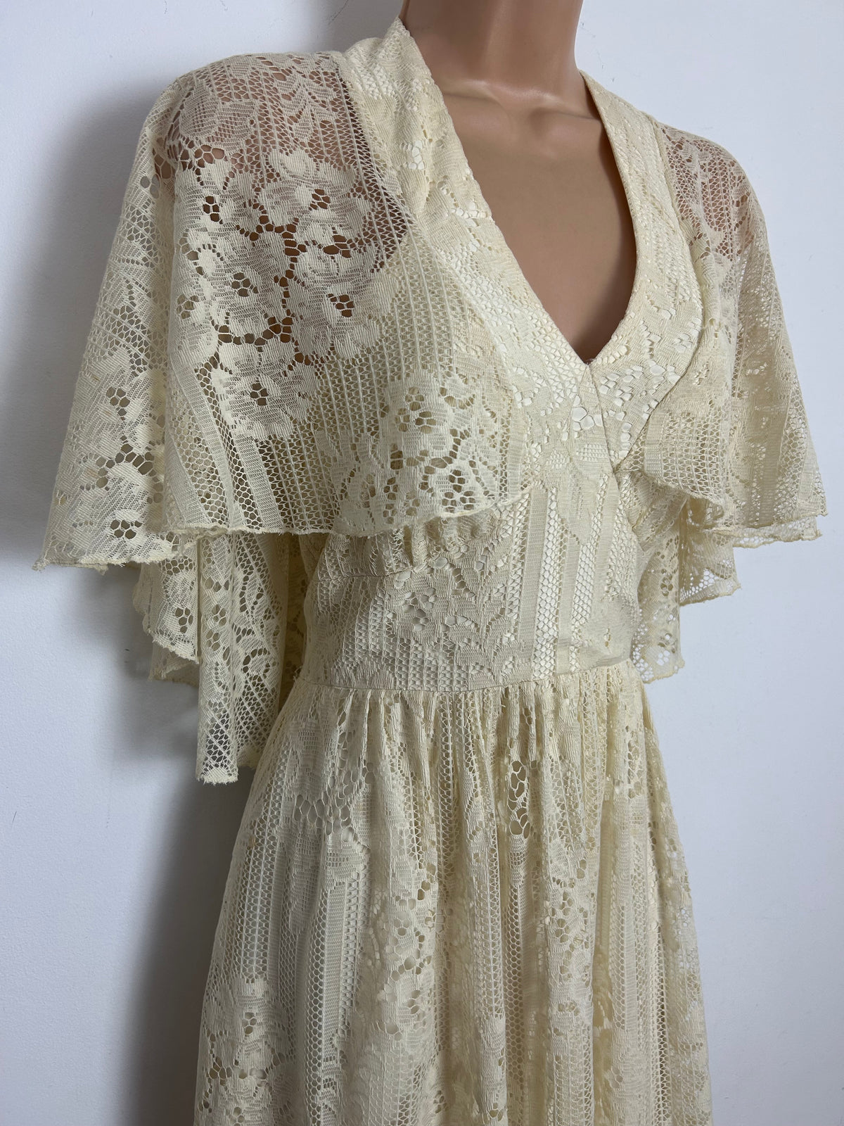 Vintage 1970s Size 8 Cream Cotton Lace Cape Sleeve Boho Summer Maxi Dress