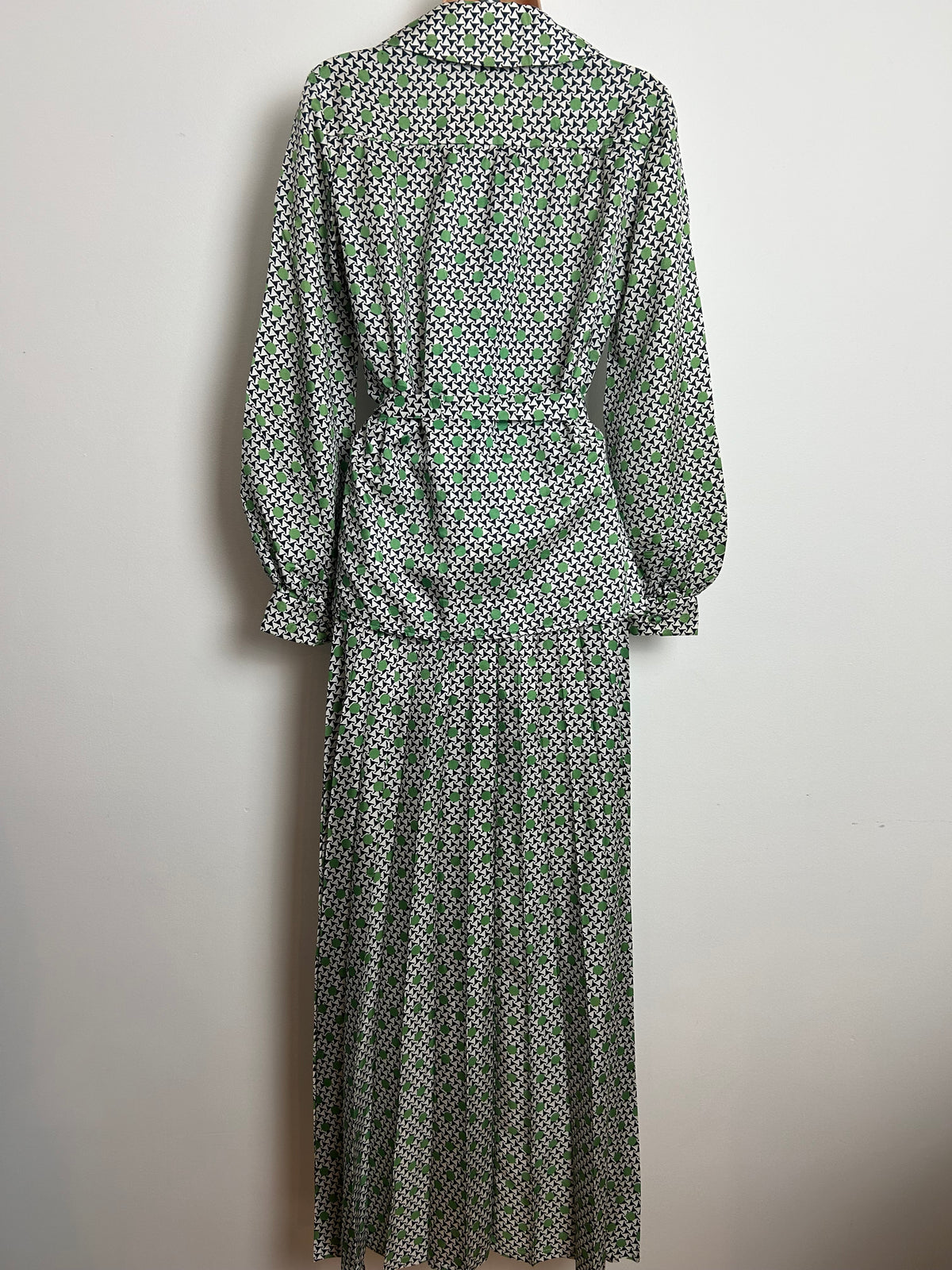 Vintage 1970s COUNTRY CASUALS Size 6 White Black & Green Abstract & Spot Print Pleated Maxi Skirt & Top