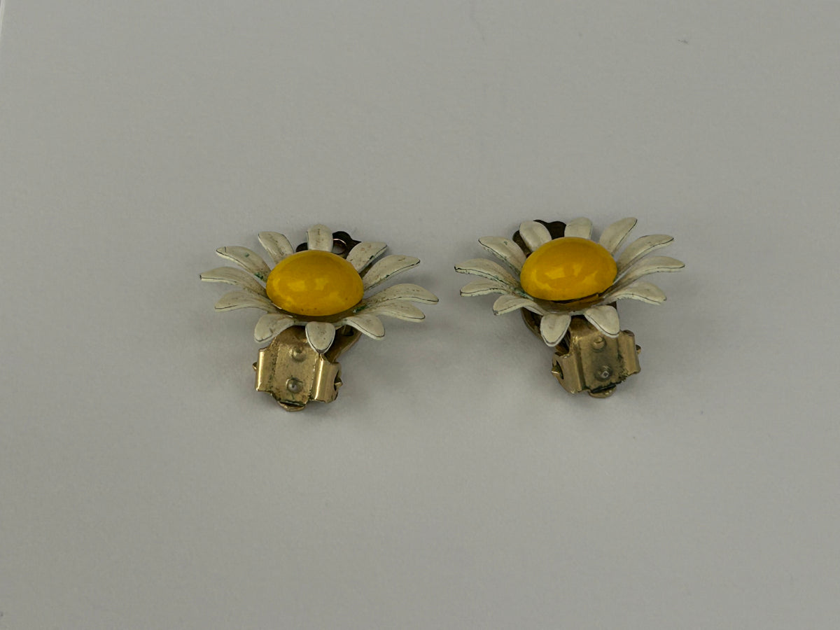 Vintage 1960s Cute Gold Tone White & Yellow Enamel Clip On Daisy Earrings
