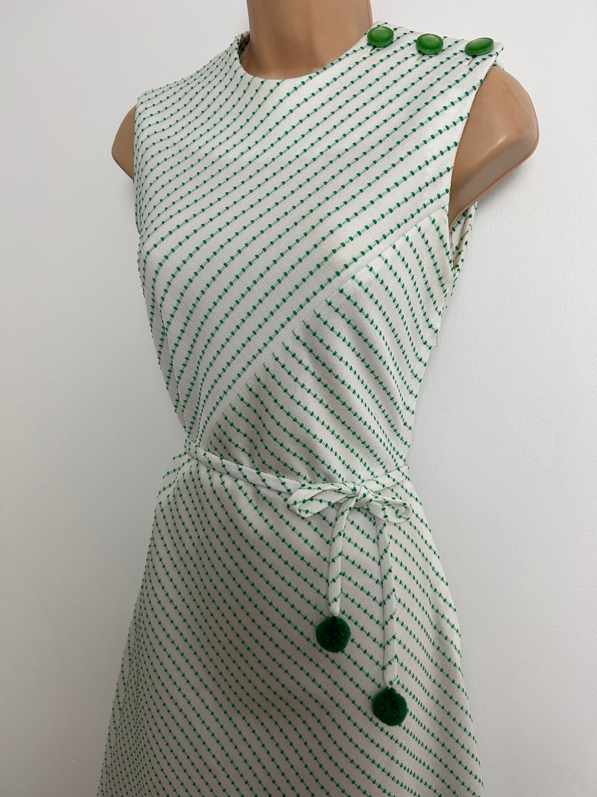 Vintage 1970s Size 8 White & Green Crimplene Sleeveless Belted Mod Day Dress