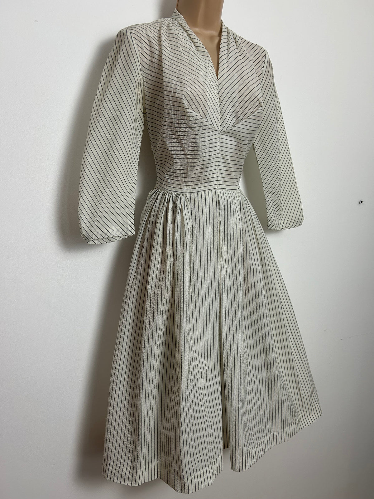 Vintage 1950s FRANK USHER Size 6-8 Off White & Grey Pinstripe Fit & Flare Nylon Dress