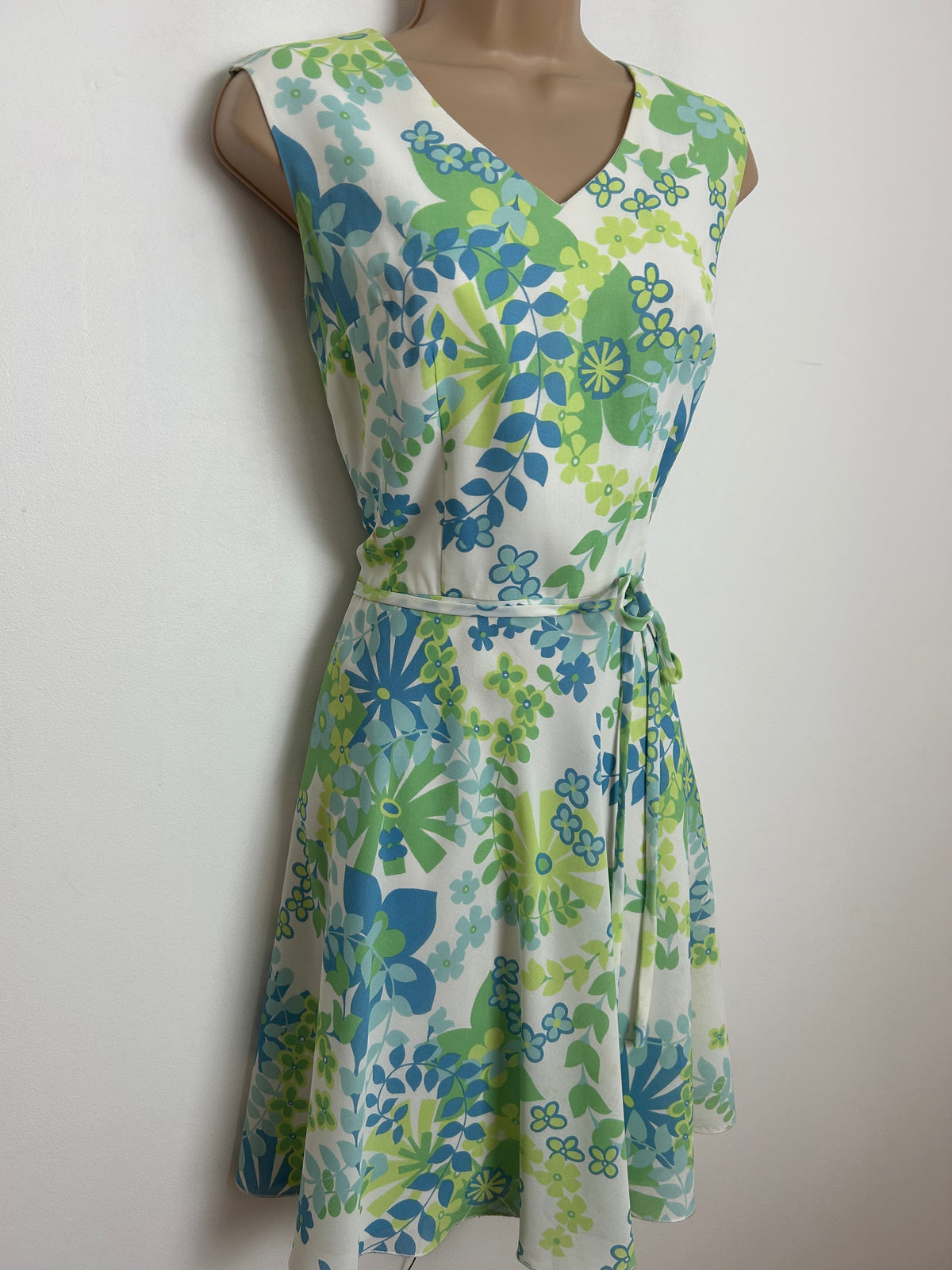 Vintage Late 1960s BETTY BARCLAY Size 10 White & Green Tones Floral Print Belted Fit & Flare Summer Mod Dress
