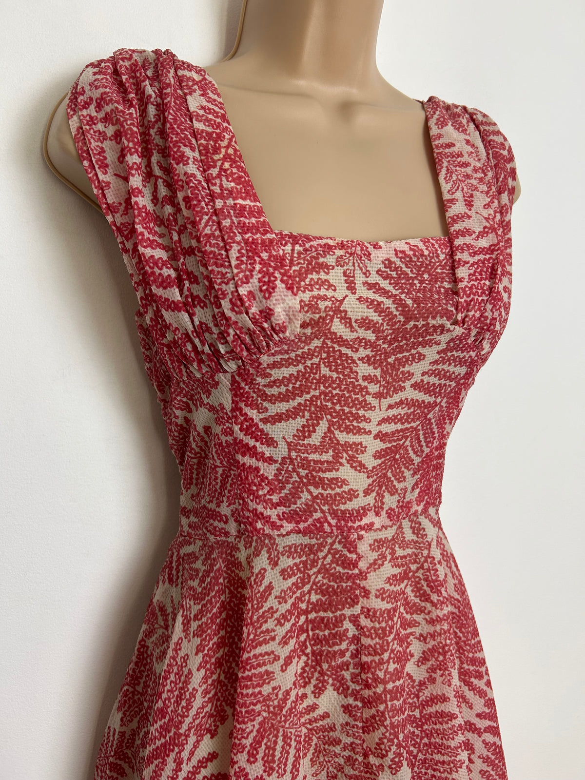 Vintage 1950s Size 6 Red & White Leaf Print Nylon Summer Garden Party Dress