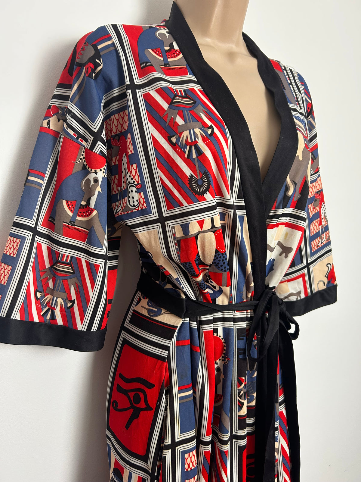 Vintage 1980s Size 10-12 Blue Red & Beige Egyptian Revival Novelty Print Wrap Style Midi Dress