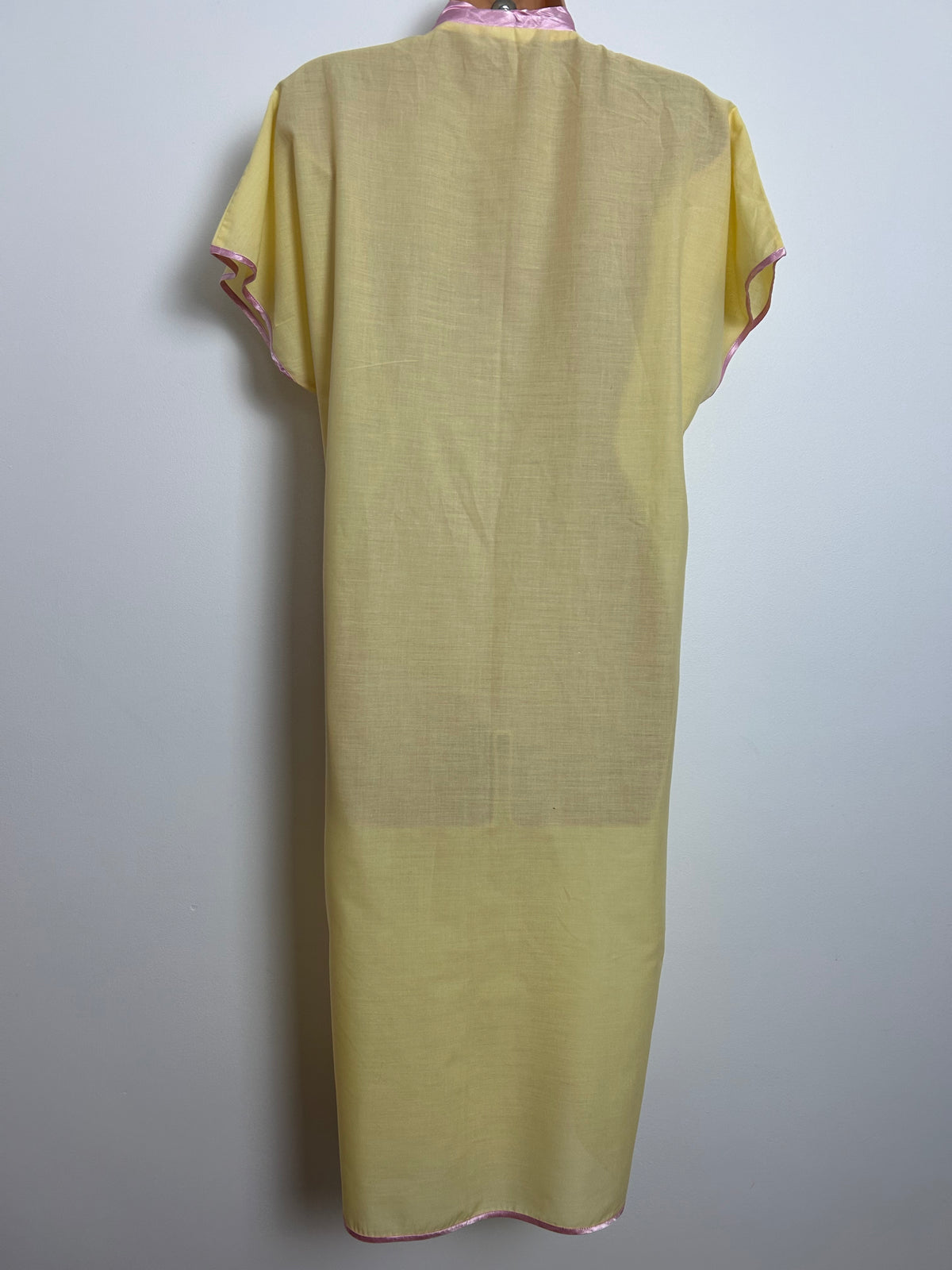 Vintage 1980s Size 10-12 Lemon & Pink Satin Trim Embroidered Balloon Motif Detail Wrap Style Dressing Gown