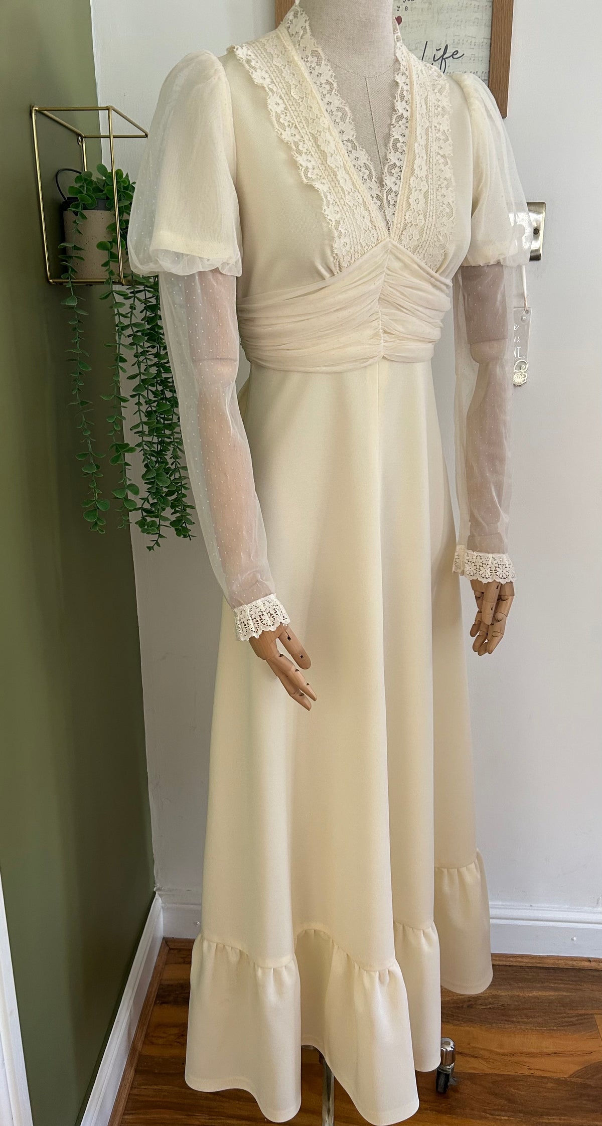Vintage 1970s Size 8 Cream Juliet Sleeve Lace Trim Prairie Boho Occasion/Wedding Maxi Dress