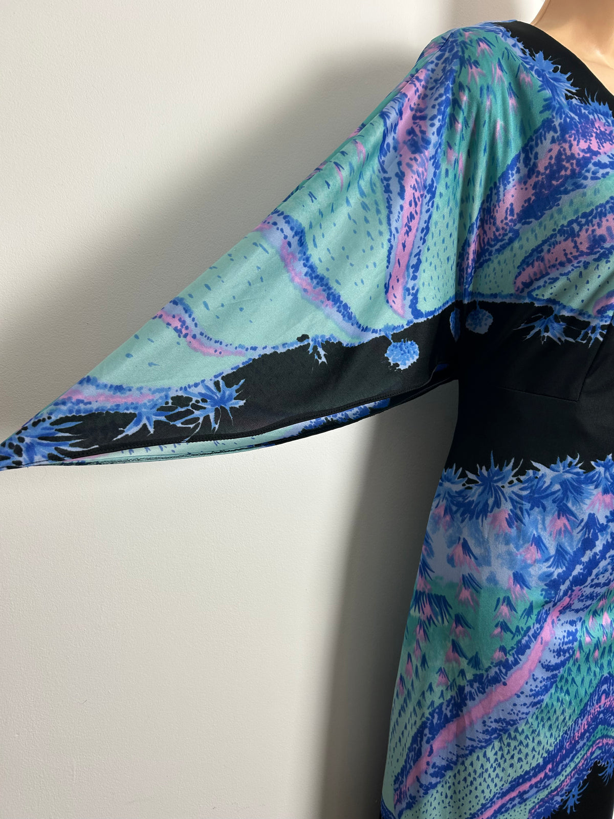 Vintage 1970s Size 10-12 Black Blue & Mint Green Abstract Print Pointed Sleeve Maxi Dress