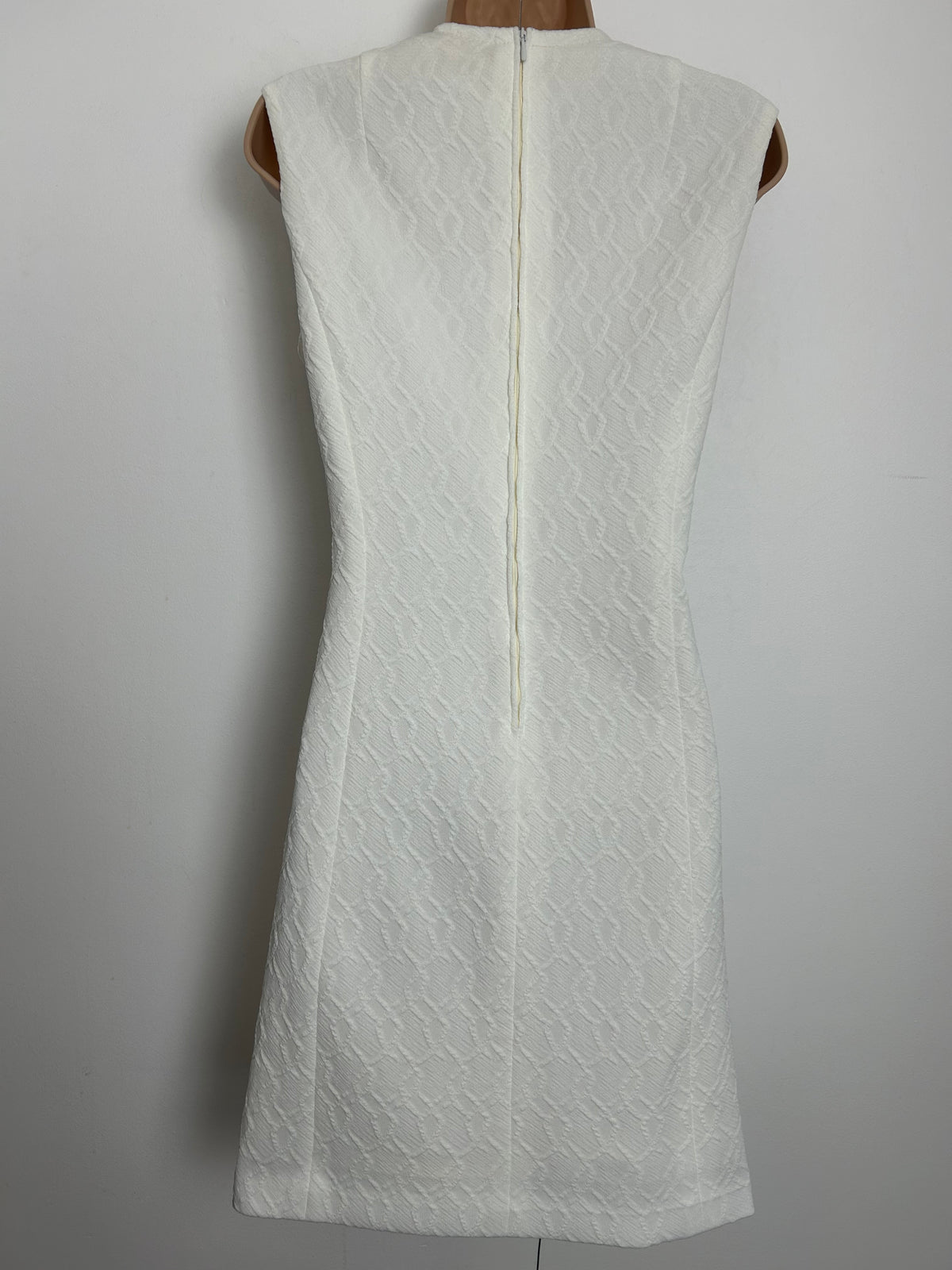 Vintage 1960s Size 10-12 White Textured Polyester Summer Mod Shift Dress