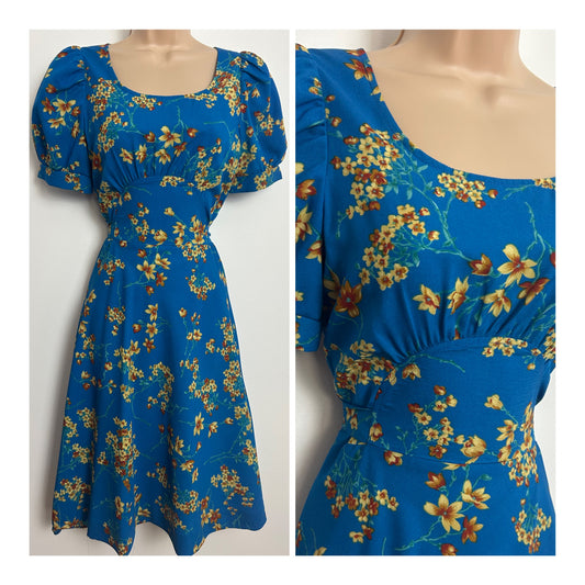 Vintage 1970s ETAM Size 6 Cute Blue Beige & Brown Floral Print Short Sleeve Tie Back Day Dress