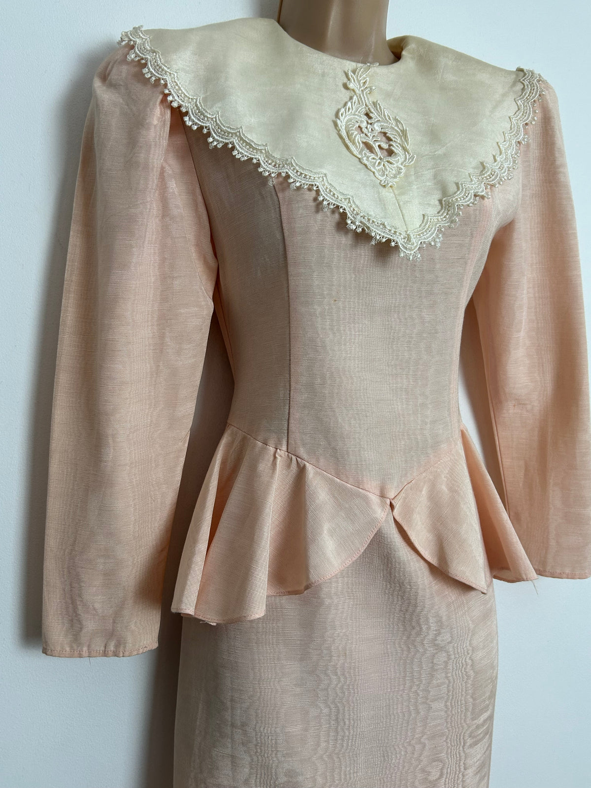 Vintage 1980s GUNNE SAX BY JESSICA McCLINTOCK UK Size 8 Peach Moire Fabric Peplum Lace Collar Dress
