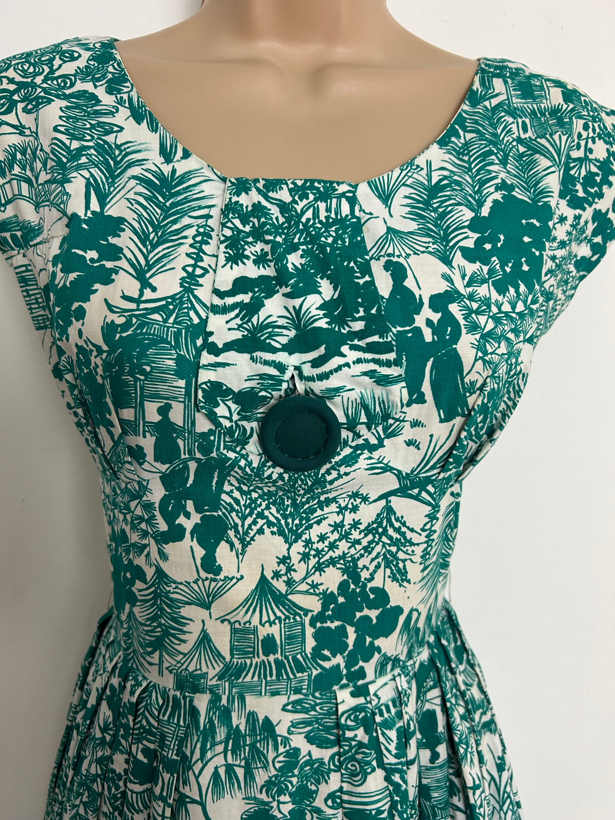 Vintage 1950s Size 6 Teal & White Japanese Theme Novelty Print Cotton Day Dress