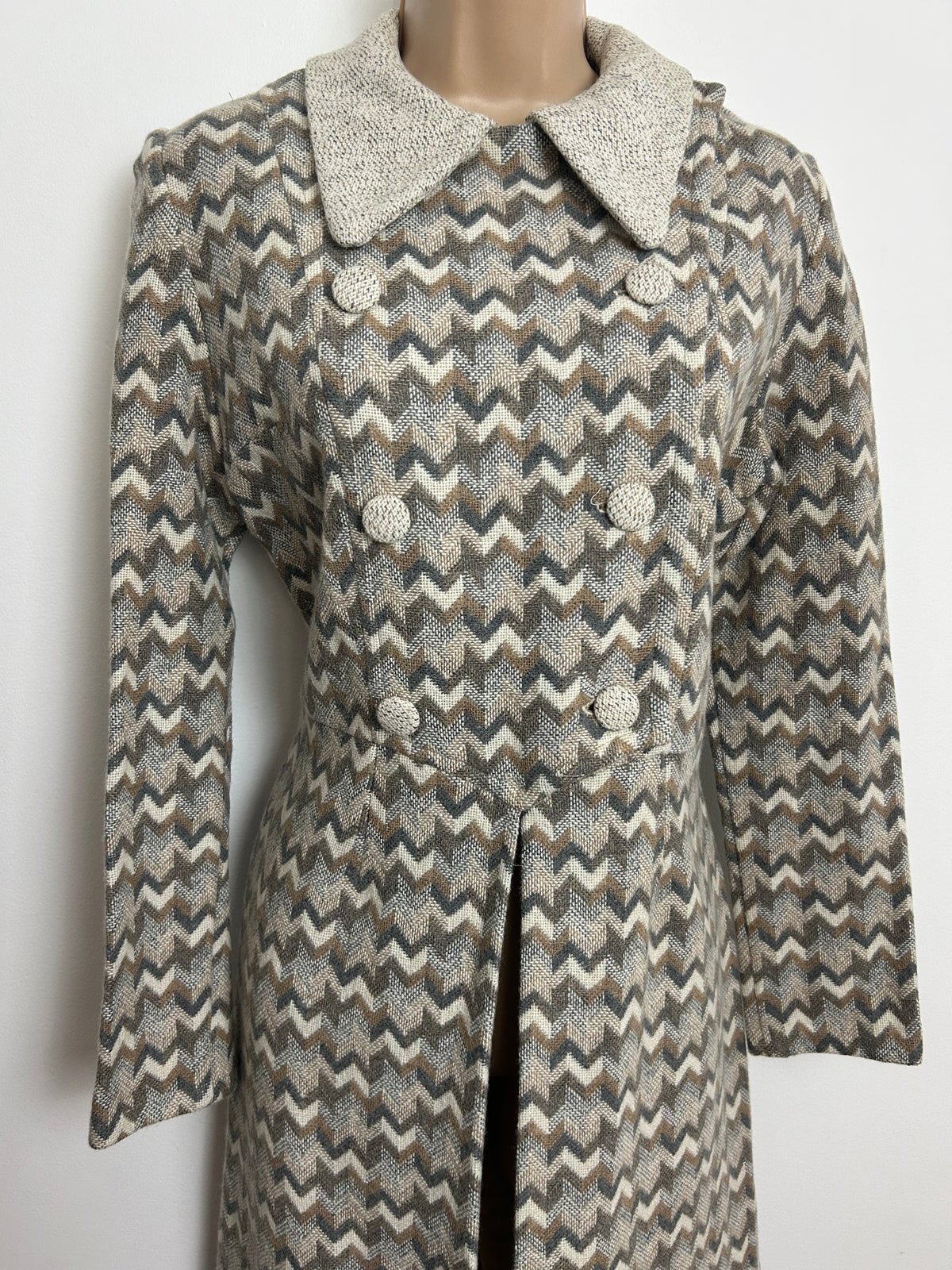 Vintage 1960s Size 12 Beige Cream & Grey Wool Zig Zag Stripe Long Sleeve Dress Jacket