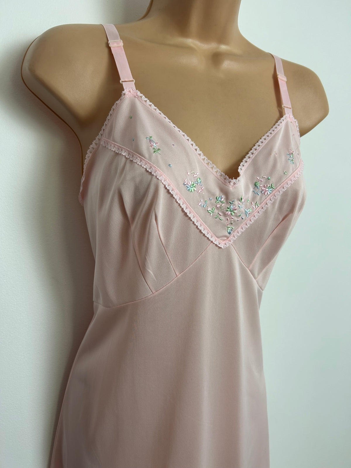 Vintage 1960s ARISTOCRAFT Size 12-14 Pretty Pale Pink Embroidered Detail Slip