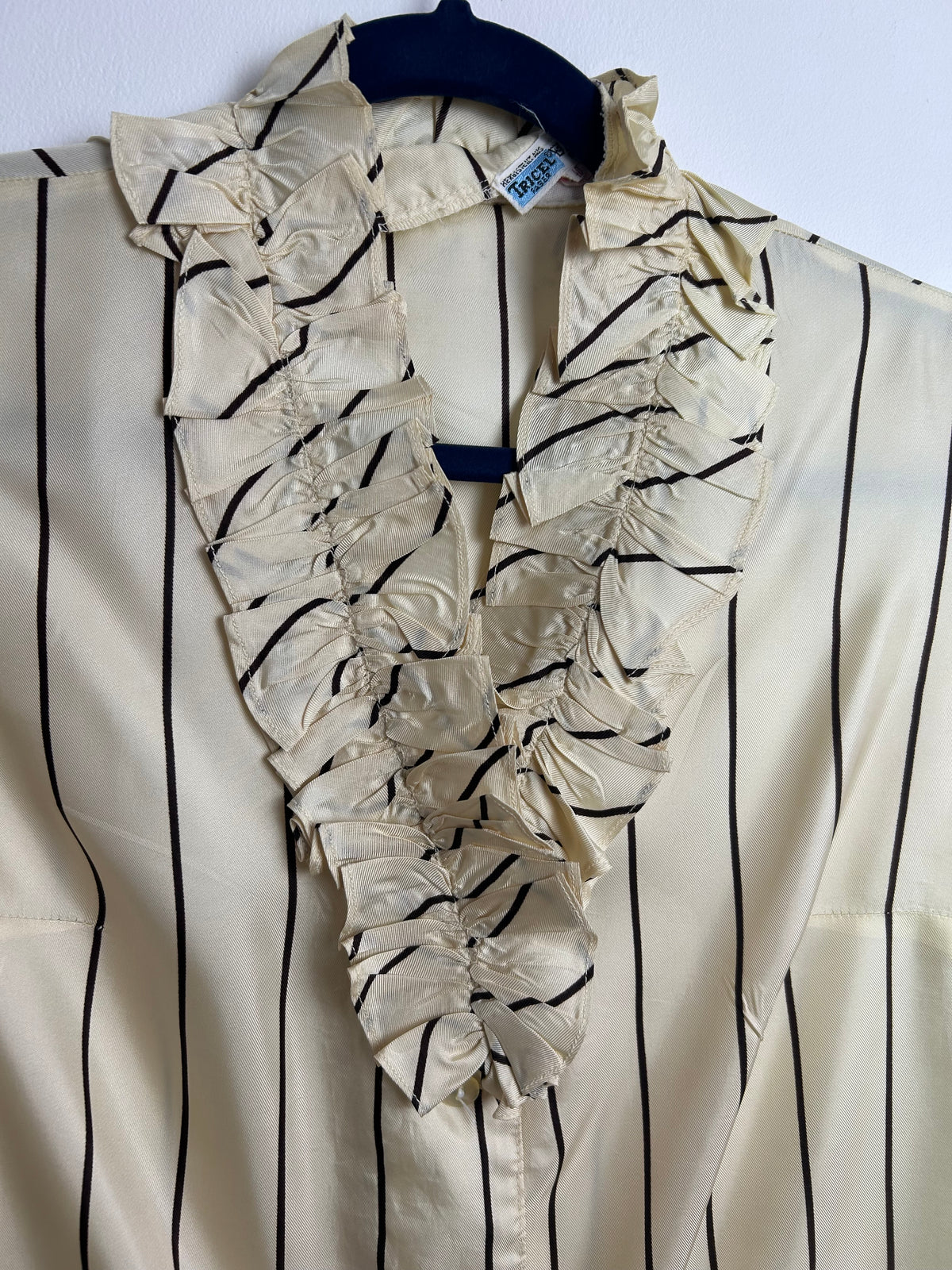 Vintage Early 1970s Size 10 Cream & Dark Brown Stripe Print Sleeveless Ruffle Trim Blouse