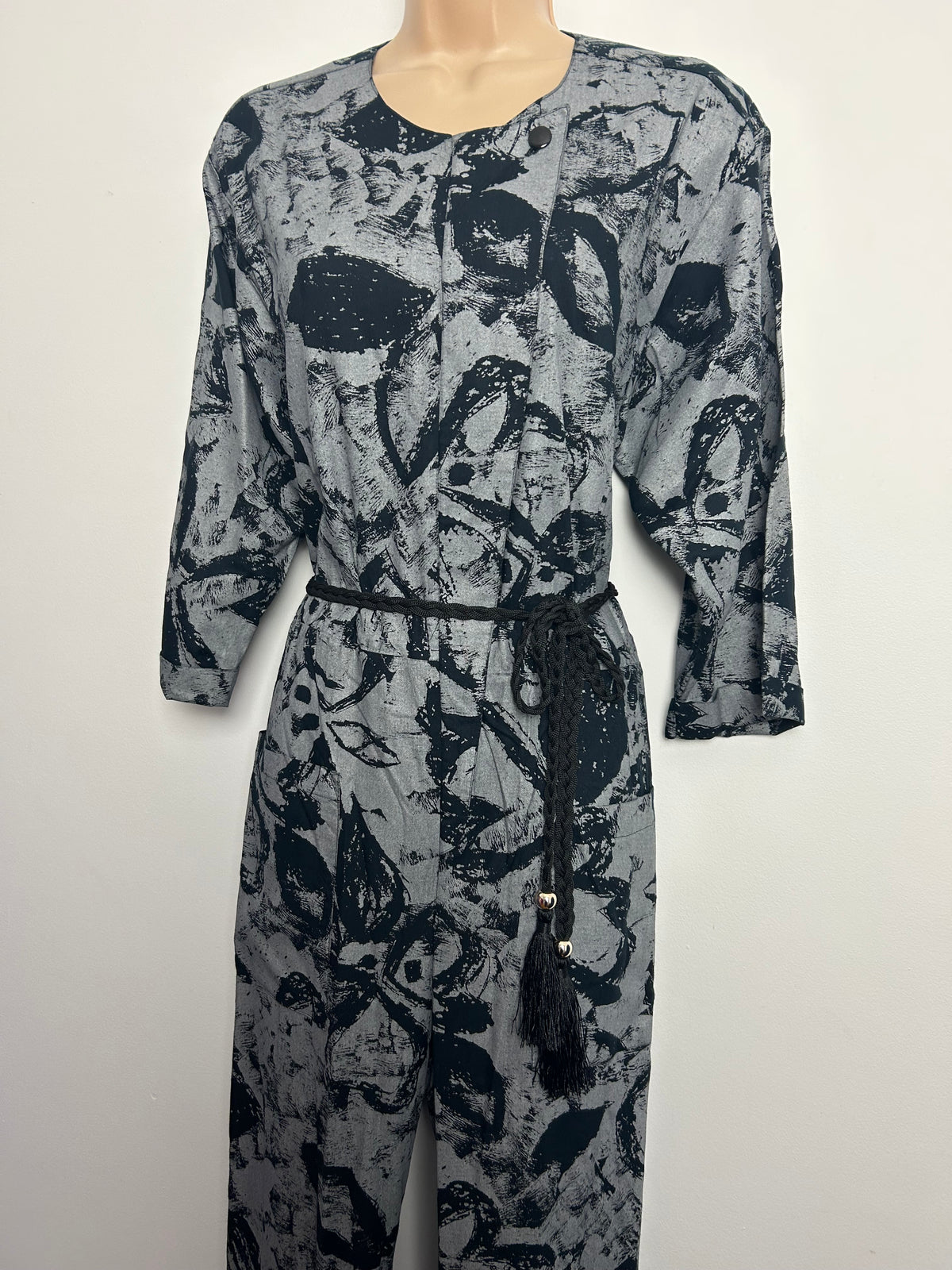 Vintage 1980s Size 10-12 Silvery Grey & Black Abstract Print 3/4 Sleeve Tapered Leg Jumpsuit