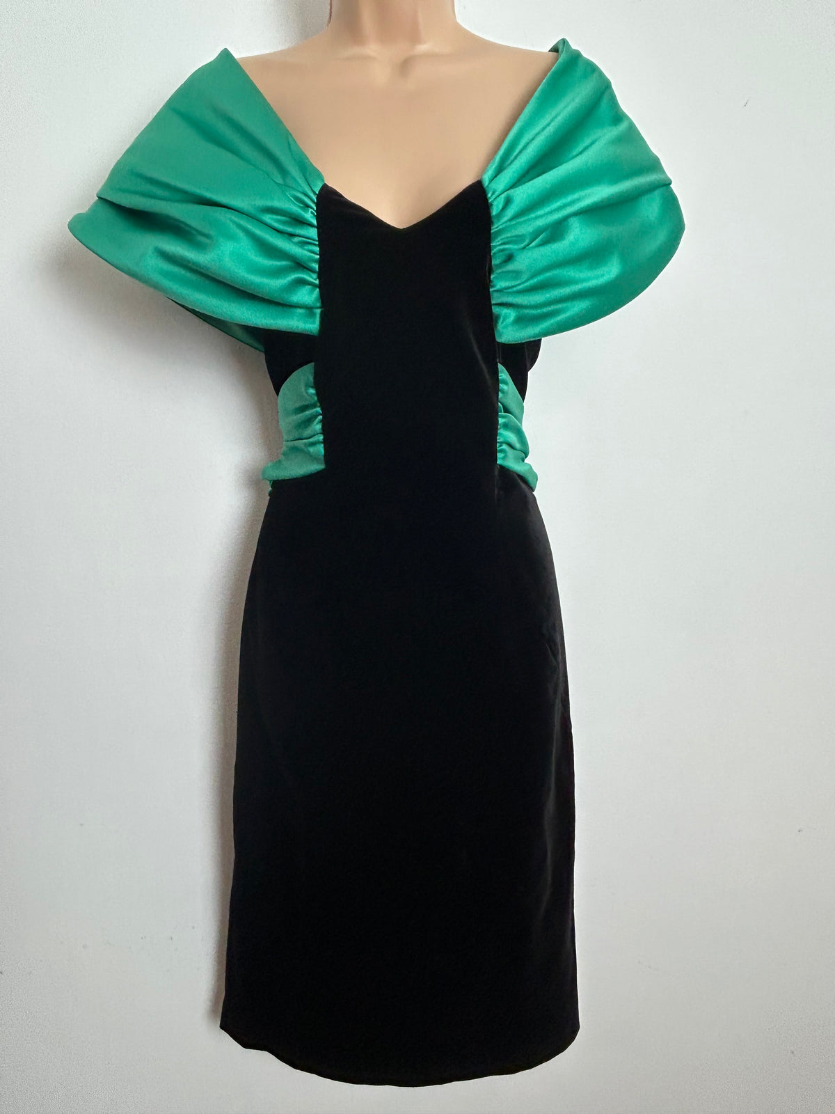 Vintage 1980s JAHN & PILL Size 10 Black Velvet & Green Contrast Off Shoulder Fitted Cocktail Dress
