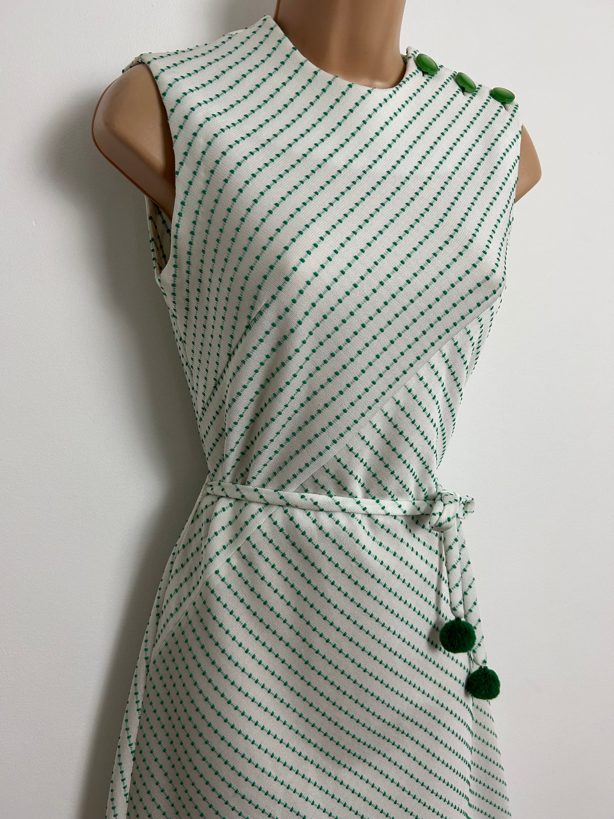 Vintage 1970s Size 8 White & Green Crimplene Sleeveless Belted Mod Day Dress