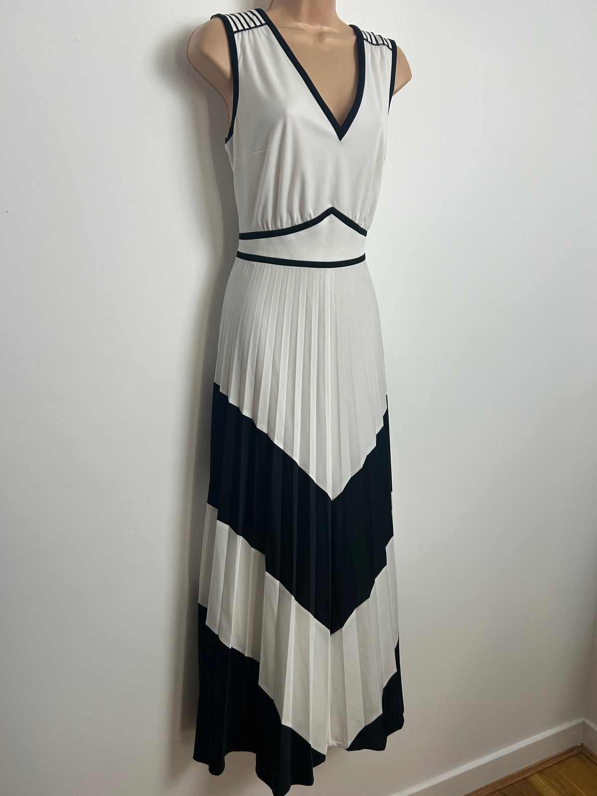 Vintage 1970s Size 14 White & Black Chevron Stripe Sleeveless Pleated Occasion Maxi Dress